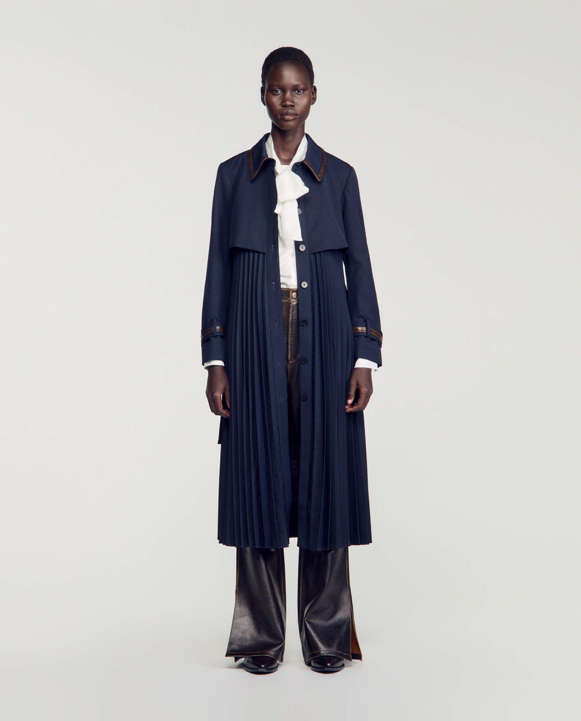 Gabardina de mujer plisada con cuello de cuero - Sandro - Azul marino Azul marino-1