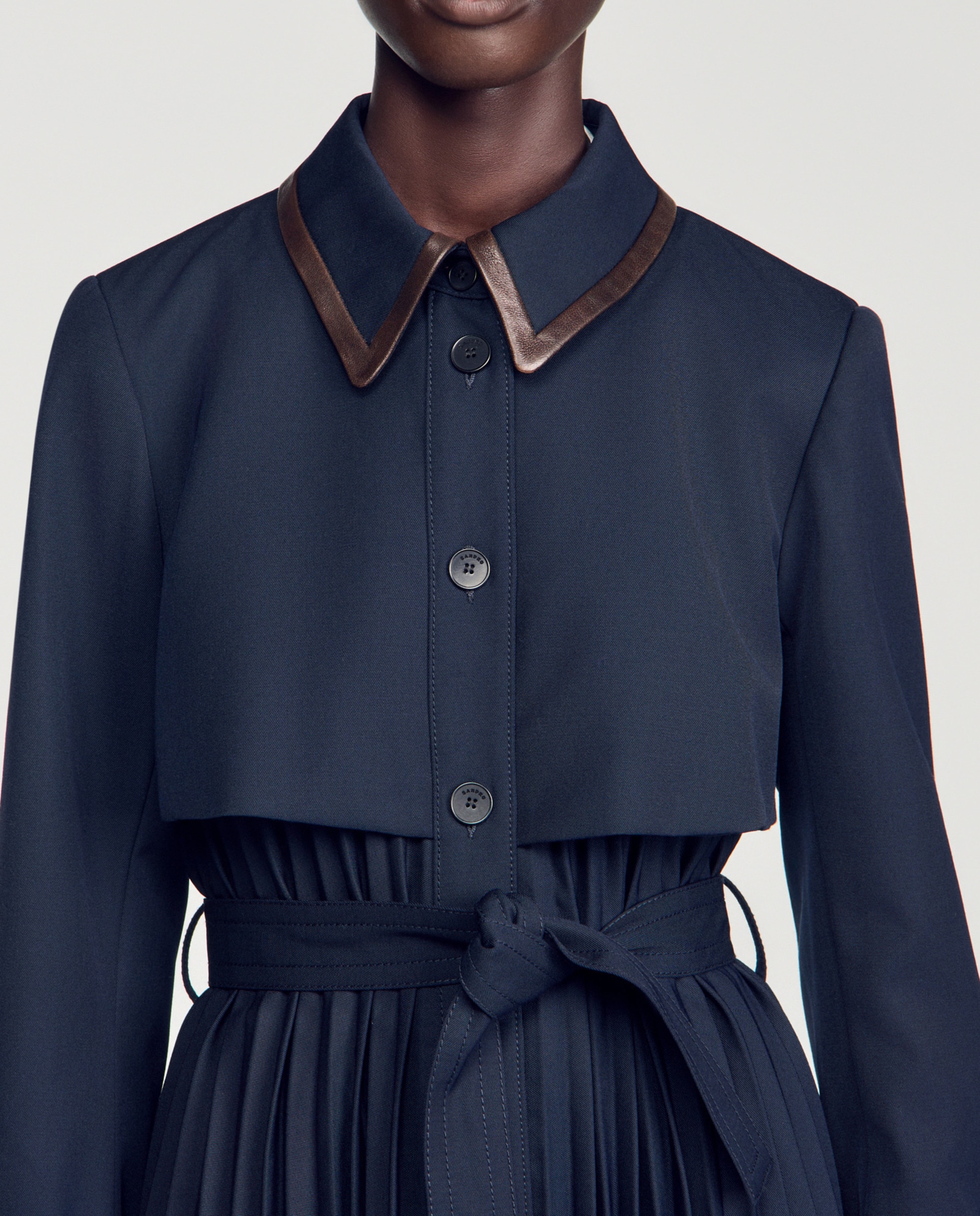Gabardina de mujer plisada con cuello de cuero - Sandro - Azul marino Azul marino-3