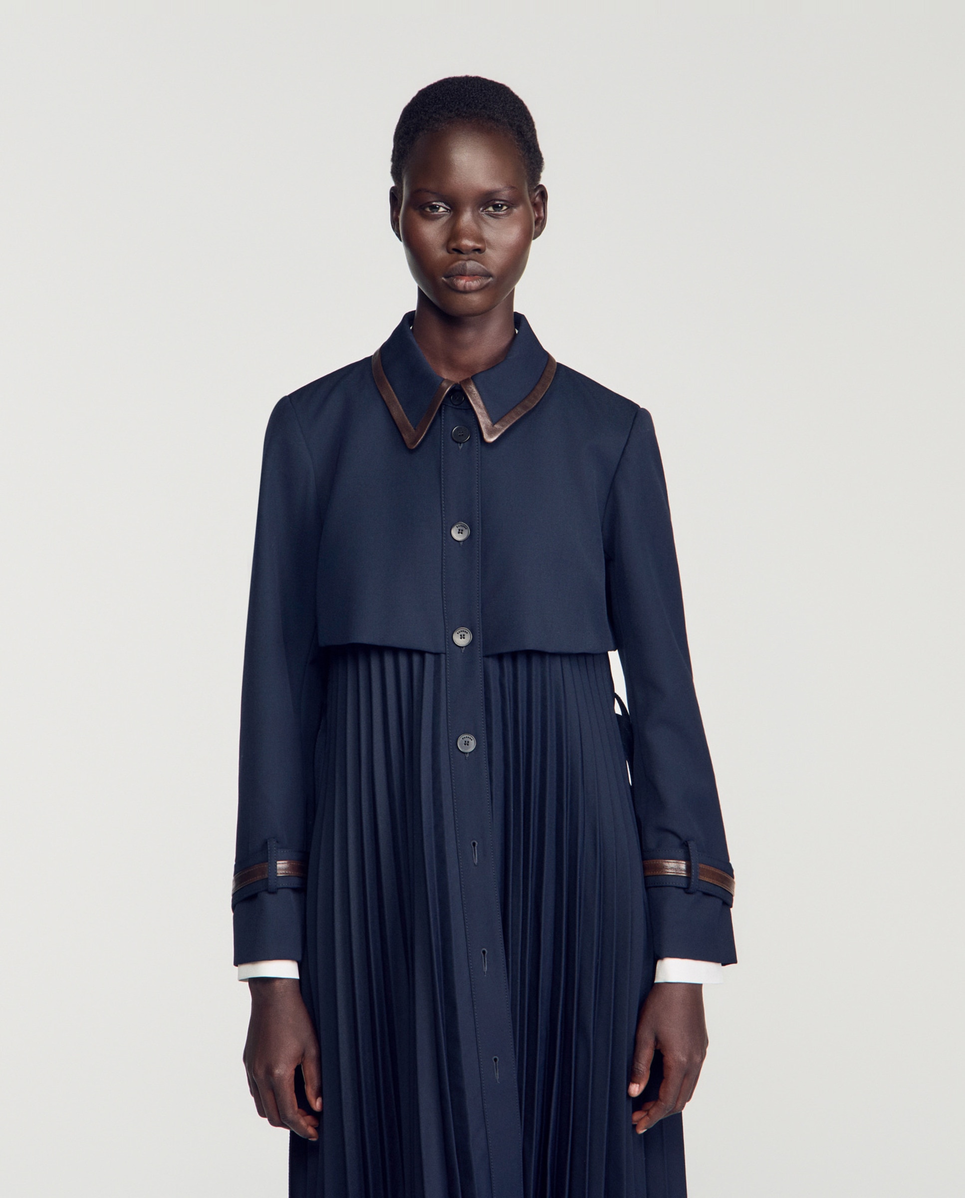 Gabardina de mujer plisada con cuello de cuero - Sandro - Azul marino Azul marino-4