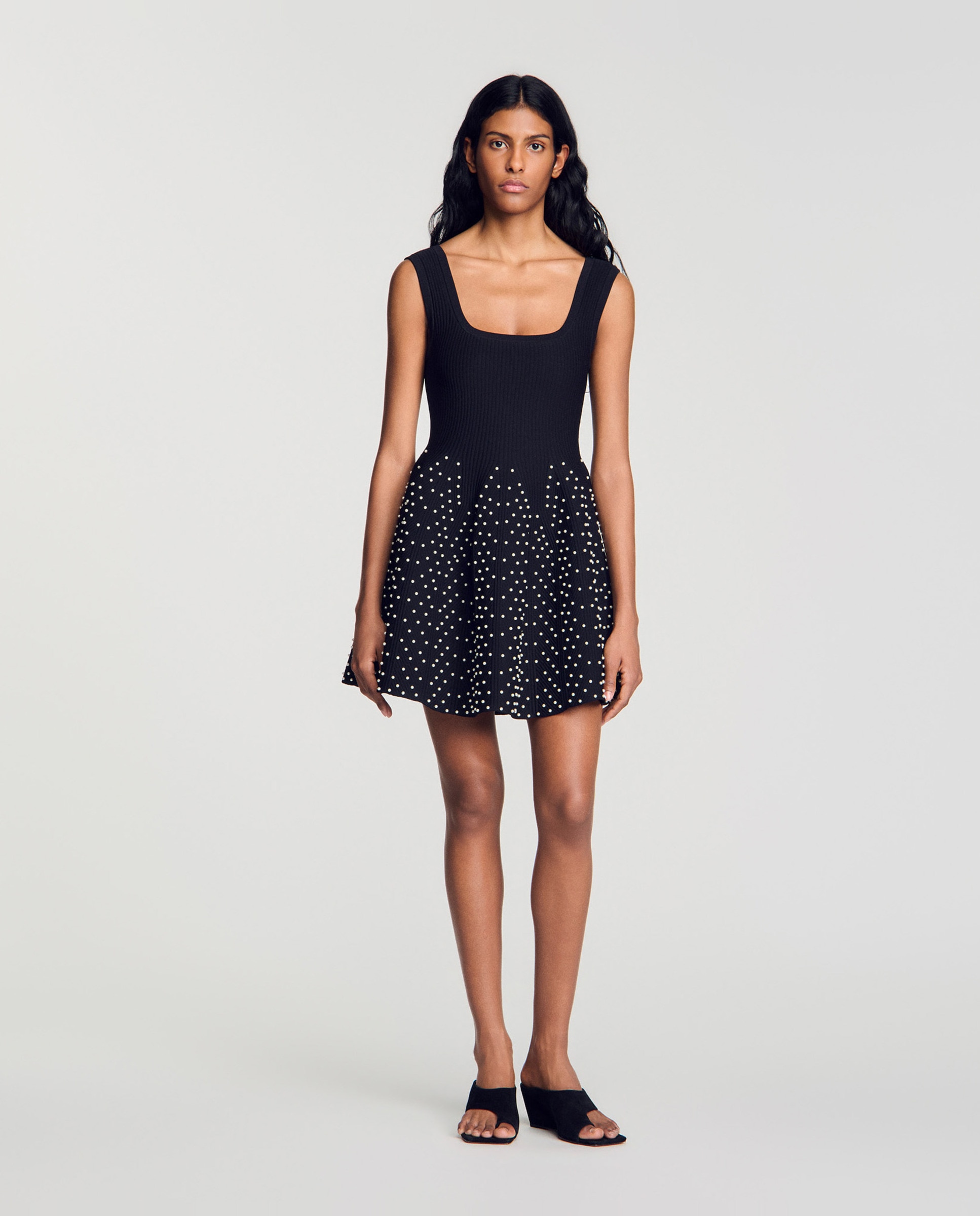 Vestido corto de punto con falda de vuelo y perlas en contraste - Sandro - Negro Negro-1