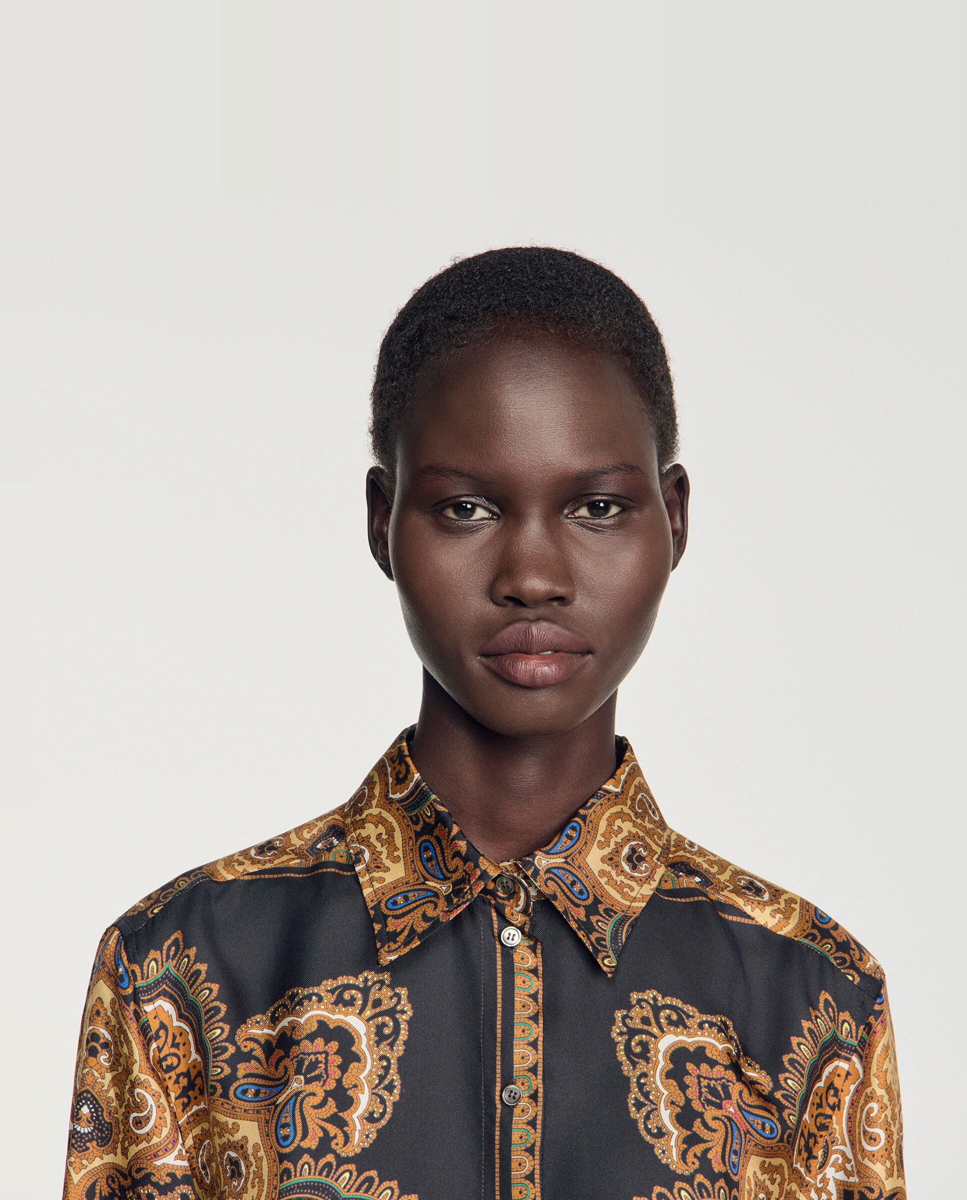 Camisa de mujer 100% seda fluida con estampado de fular - Sandro - Negro / Naranja Negro / Naranja-5