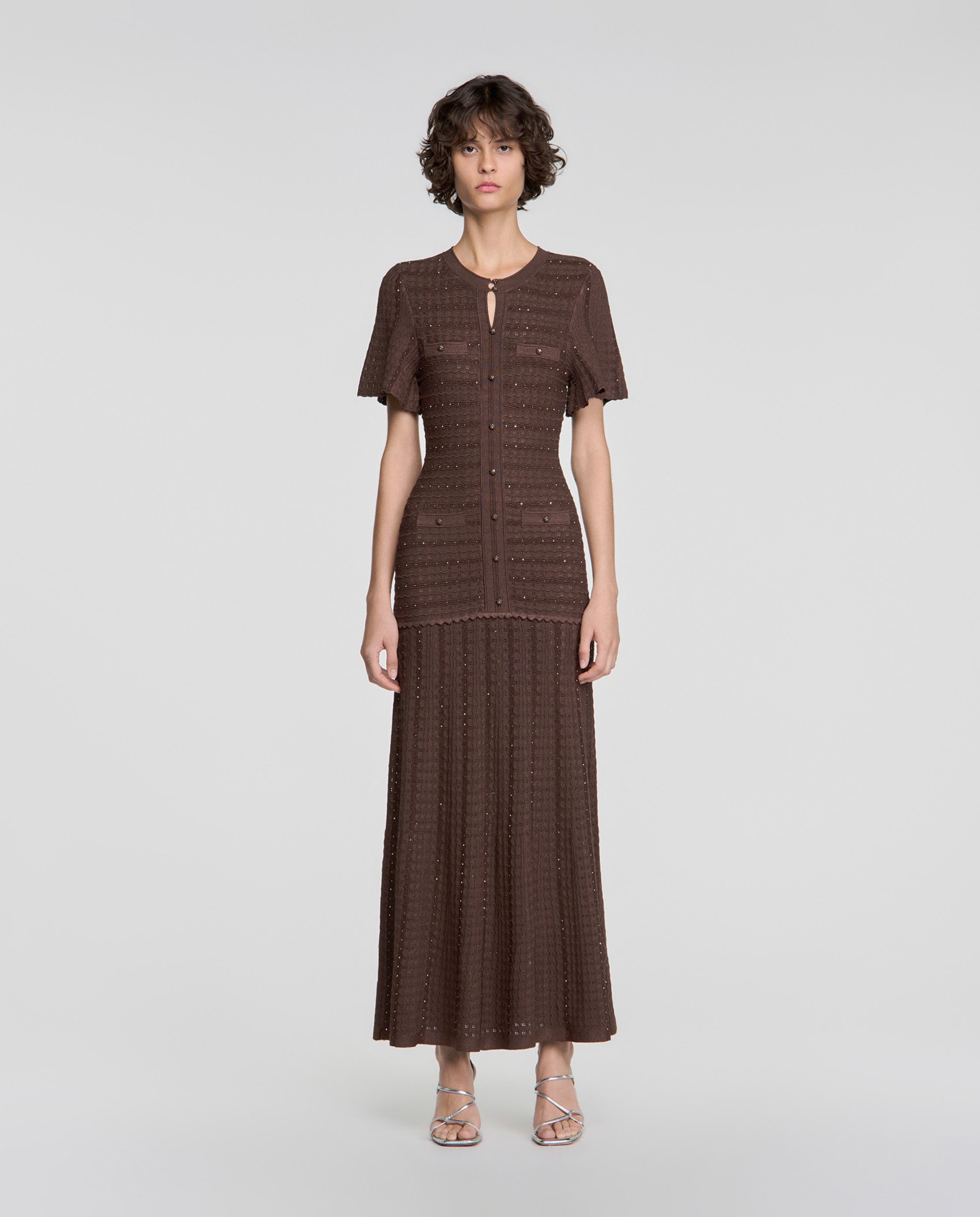 Imagen 0 de Vestido largo de punto texturizado con strass Marrón