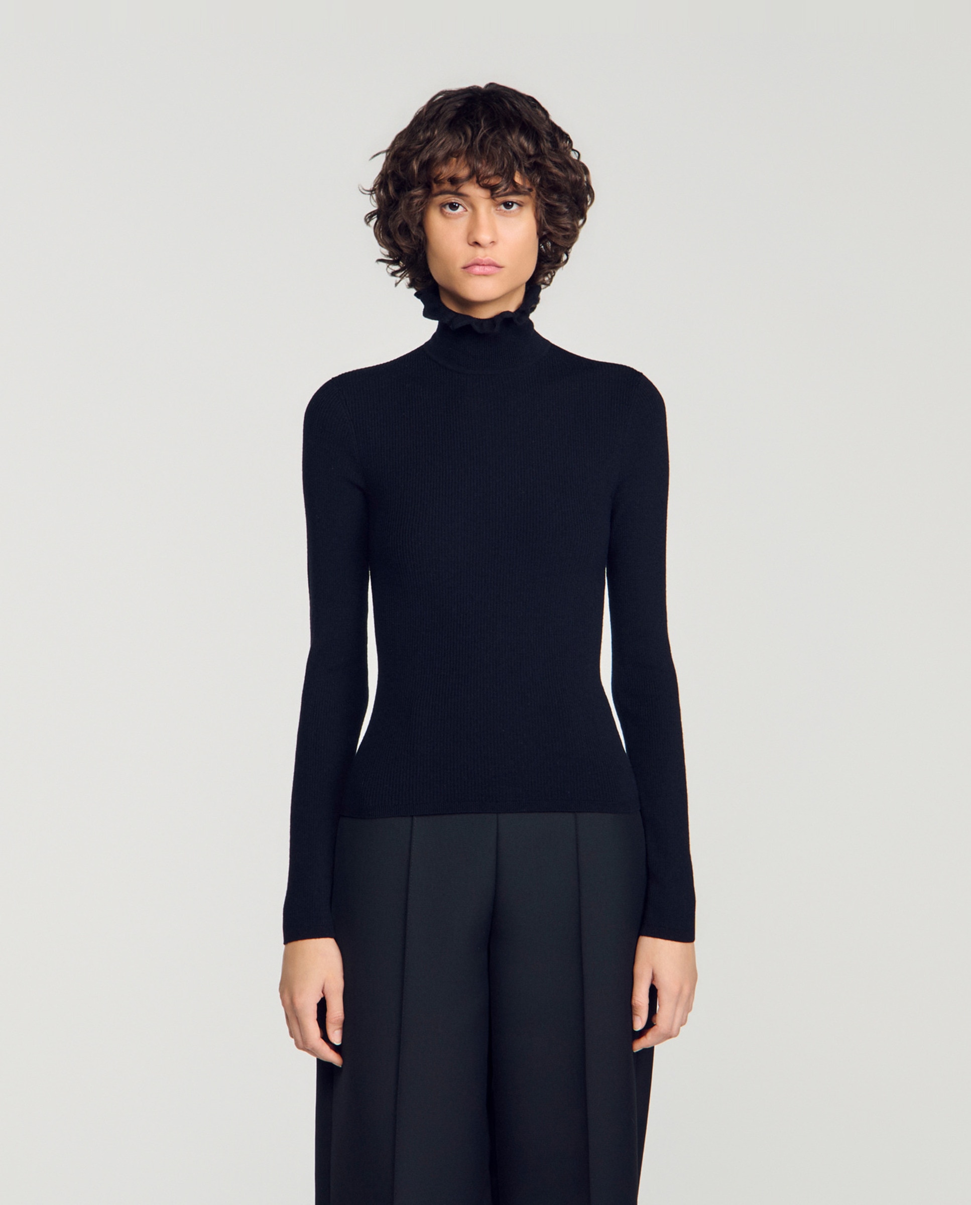 Jersey de mujer de punto de canalé con cuello vuelto con volante de lana - Sandro - Negro Negro-1