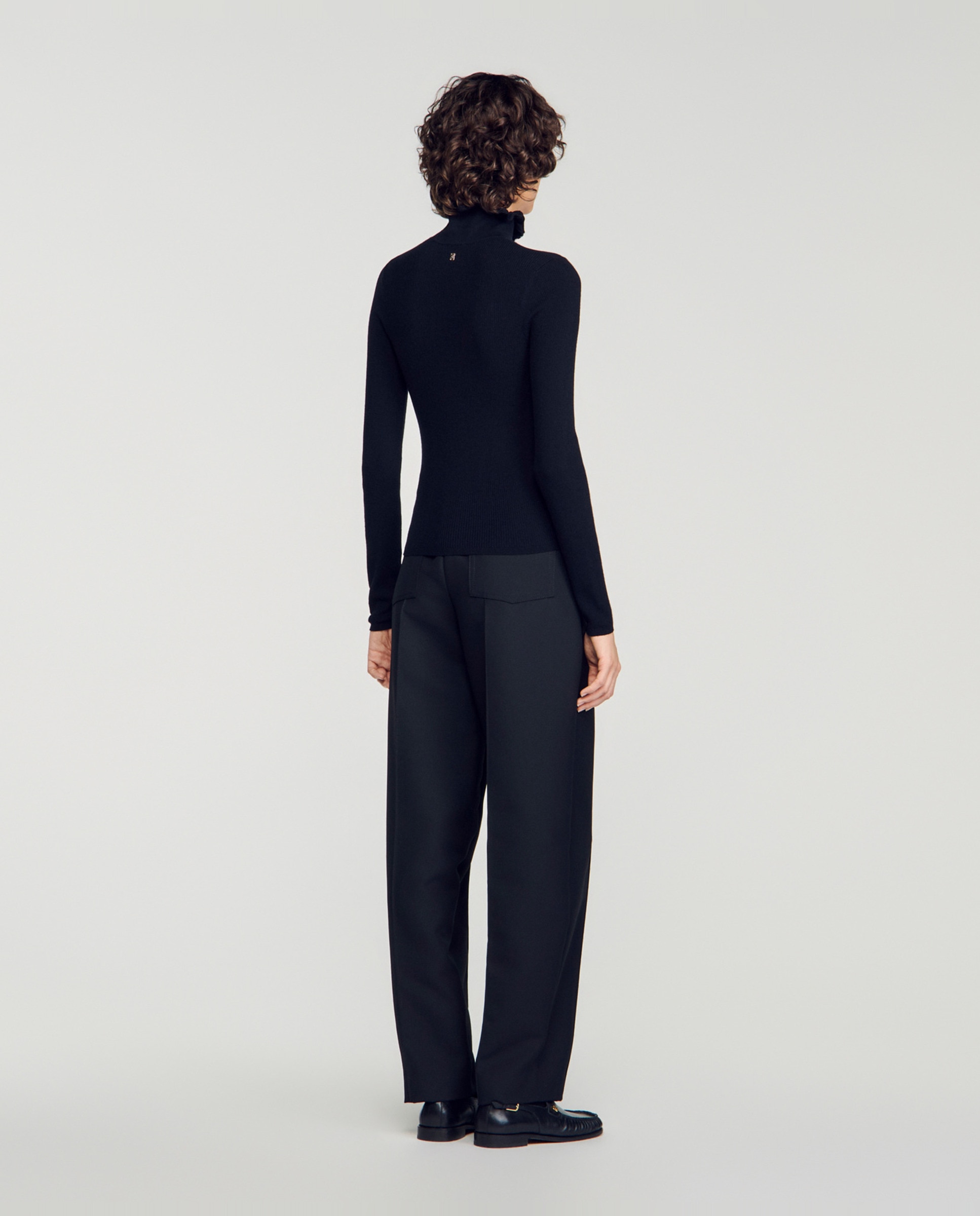 Jersey de mujer de punto de canalé con cuello vuelto con volante de lana - Sandro - Negro Negro-2