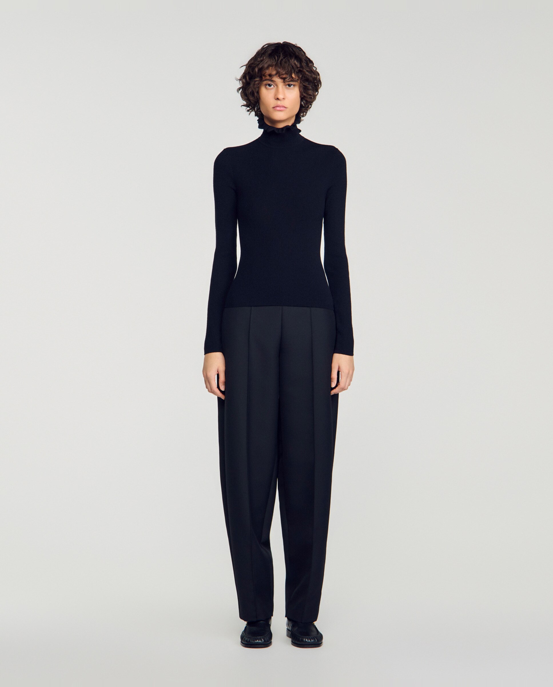Jersey de mujer de punto de canalé con cuello vuelto con volante de lana - Sandro - Negro Negro-3