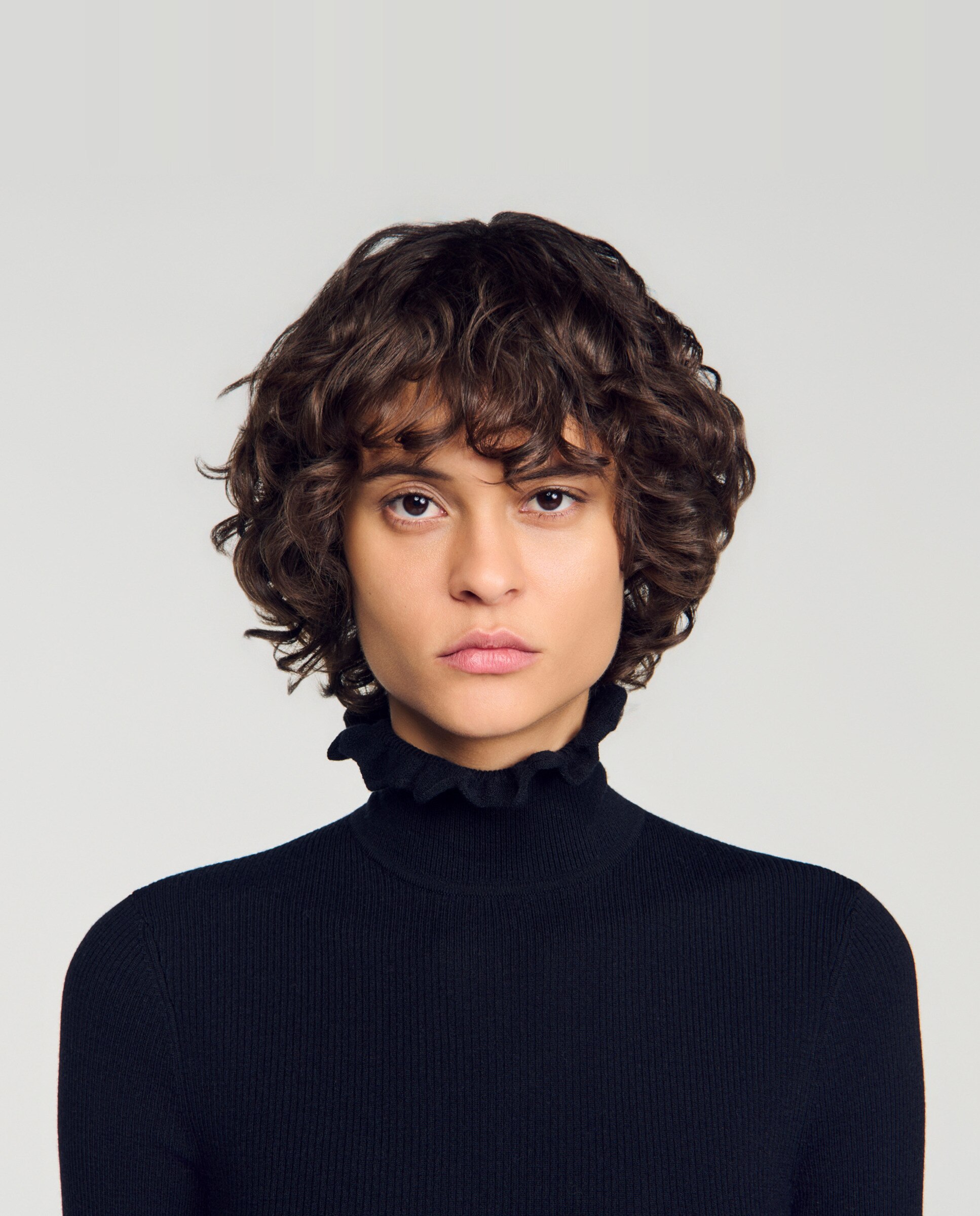 Jersey de mujer de punto de canalé con cuello vuelto con volante de lana - Sandro - Negro Negro-4