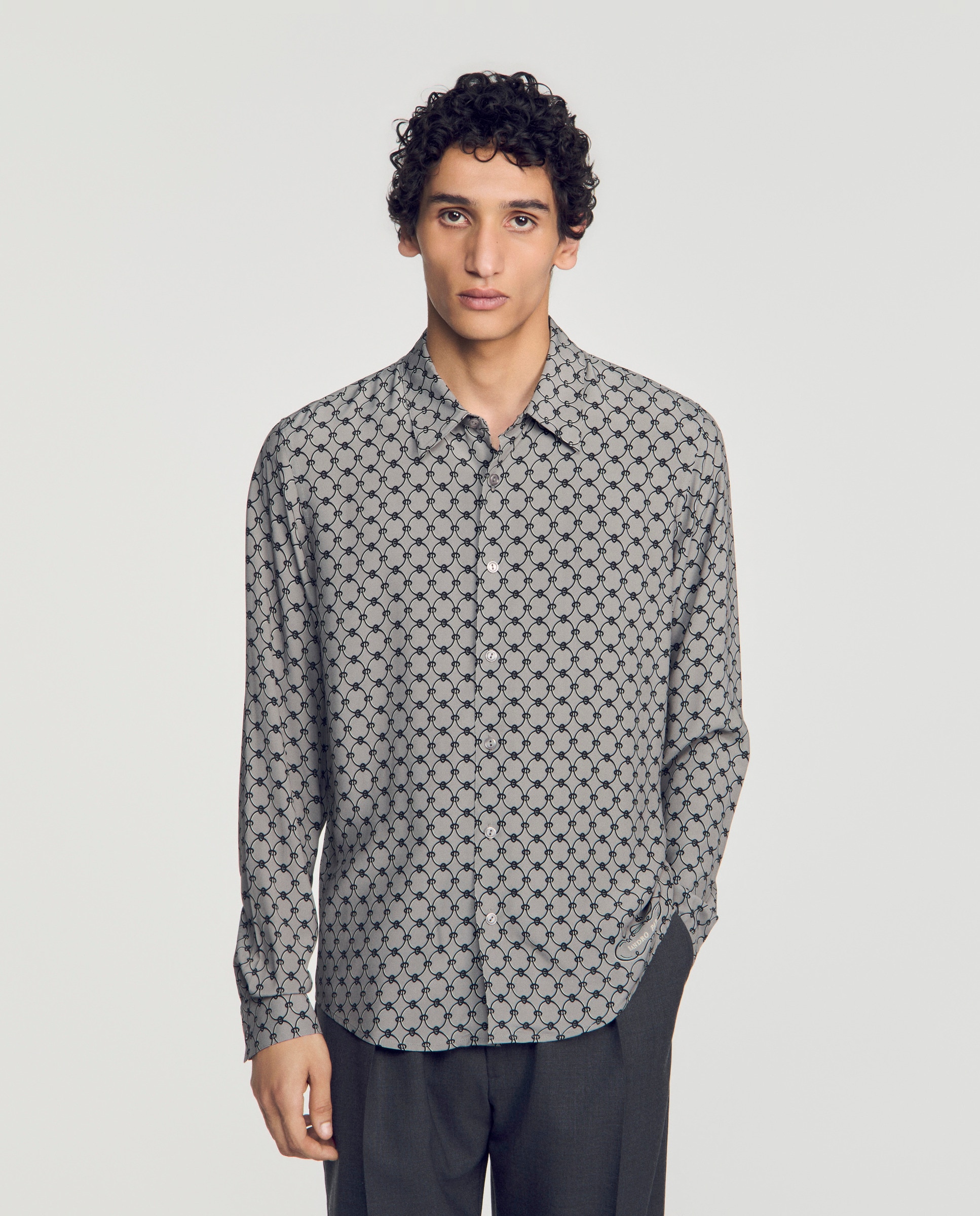 Camisa de hombre fluida cuello pajarita y estampado cadenas - Sandro - Gris Gris-1