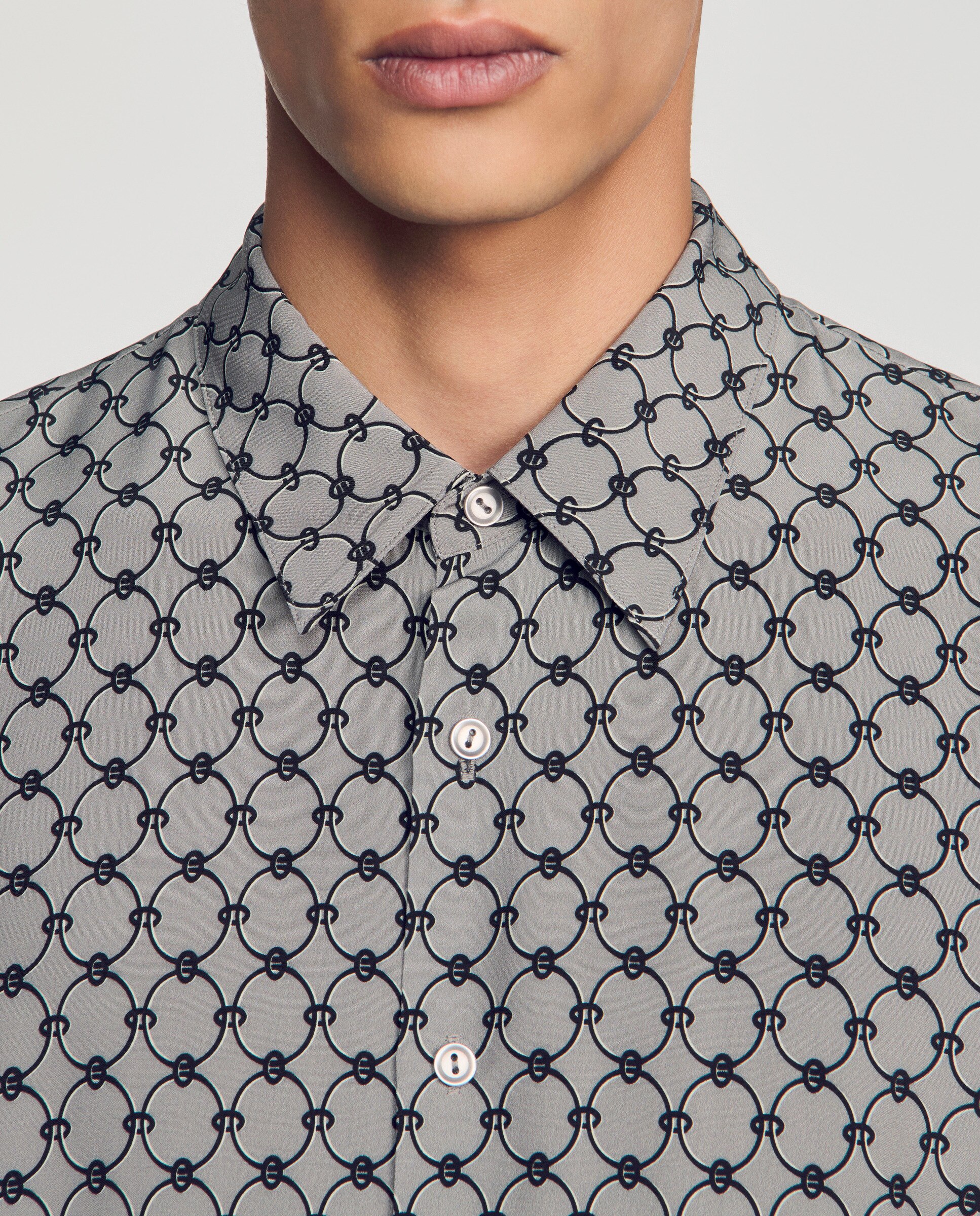 Camisa de hombre fluida cuello pajarita y estampado cadenas - Sandro - Gris Gris-5