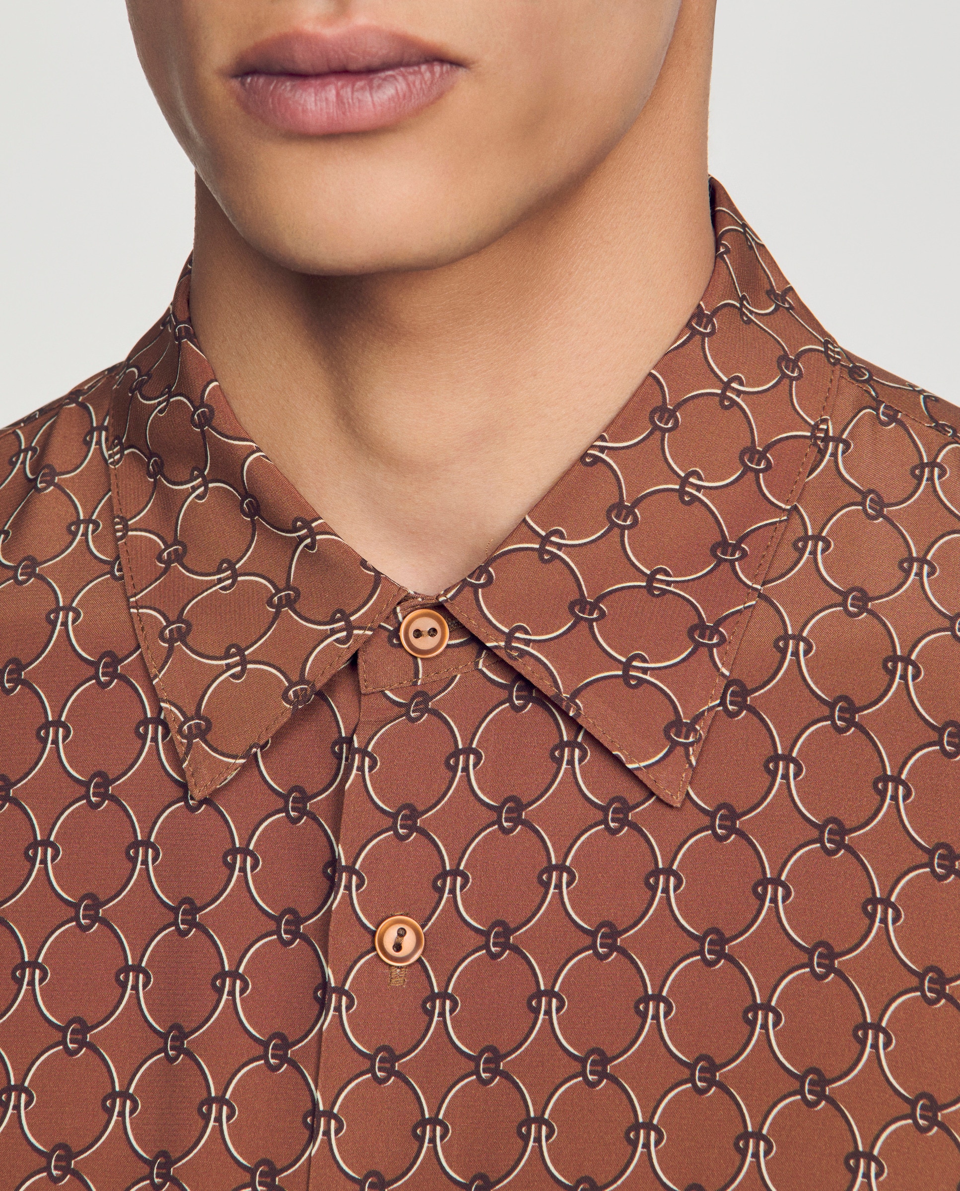 Camisa de hombre fluida cuello pajarita y estampado cadenas - Sandro - Marrón Marrón-5