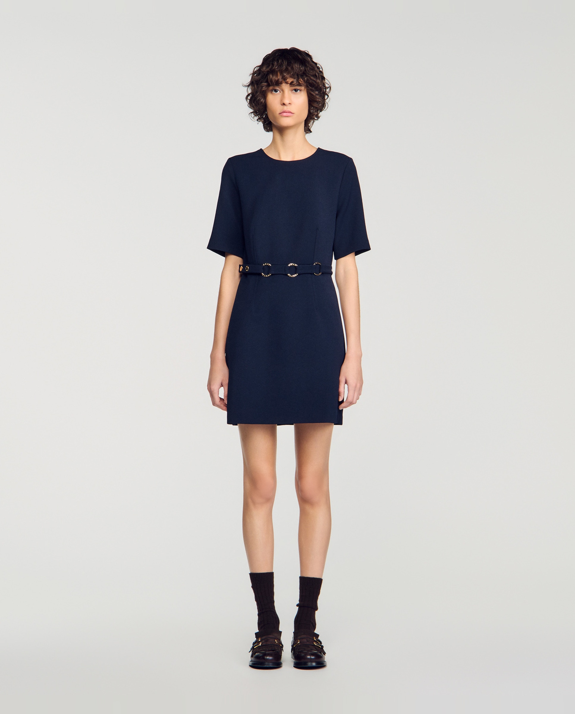 Imagen 0 de Vestido corto entallado con cinturón de anillas Azul marino