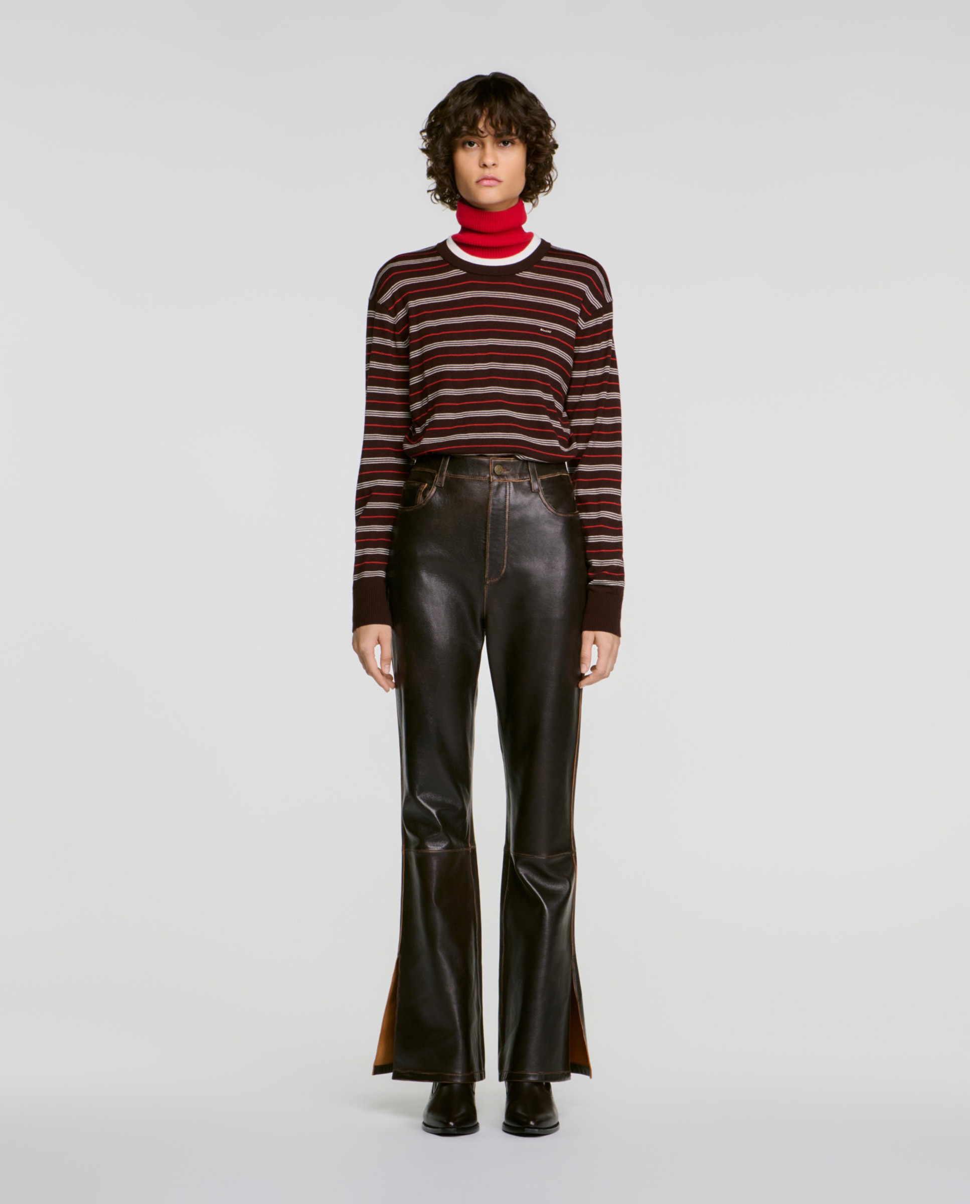 Imagen 0 de Pantalones acampanados de mujer de piel efecto envejecido Marrón