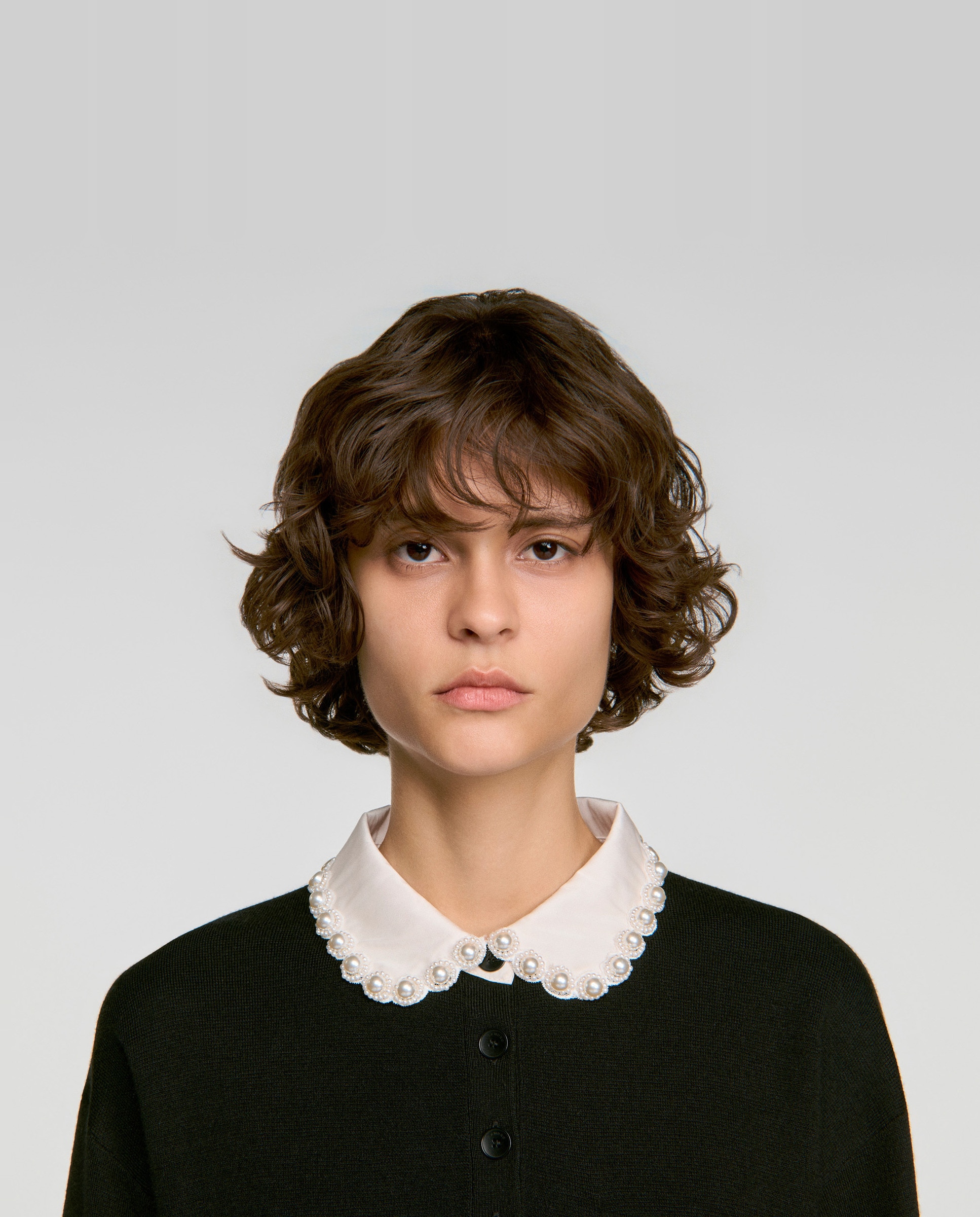 Jersey de mujer de lana con cuello polo, perlas y cierre abotonado - Sandro - Negro Negro-4