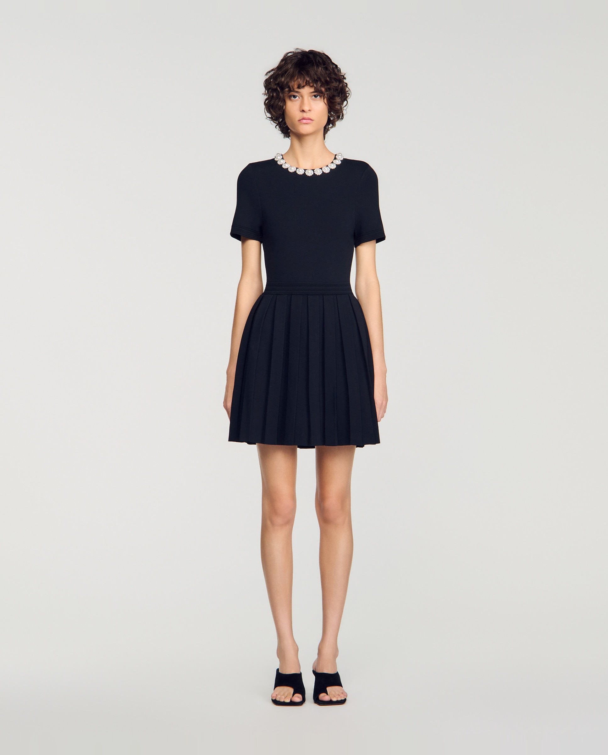 Vestido corto de punto acampanado con escote de flores y cuentas - Sandro - Negro Negro-1
