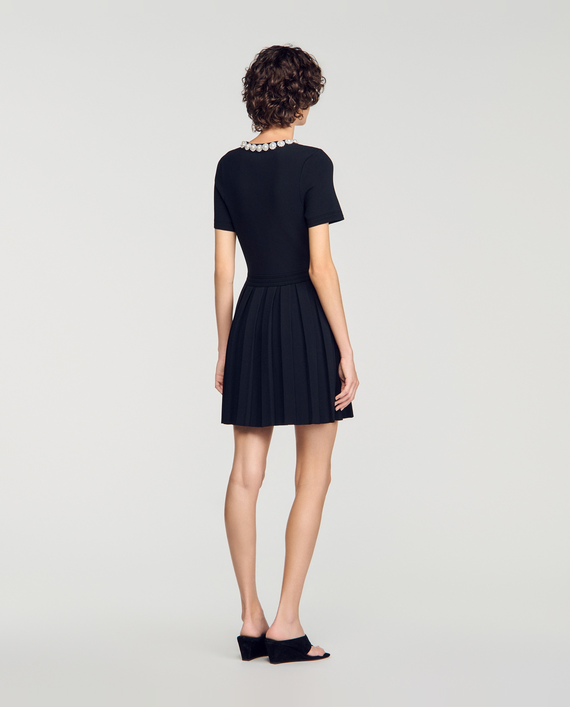Vestido corto de punto acampanado con escote de flores y cuentas - Sandro - Negro Negro-2