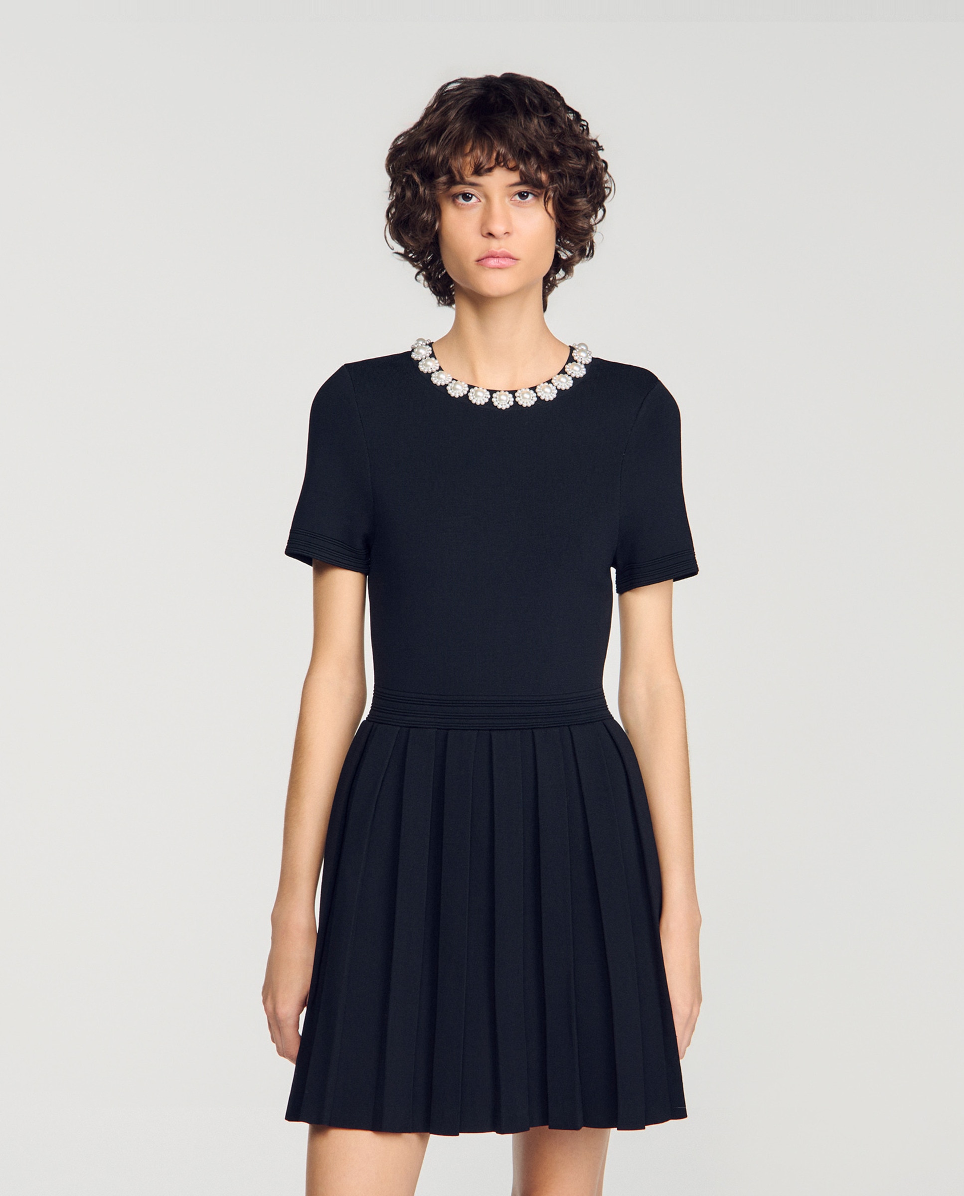 Vestido corto de punto acampanado con escote de flores y cuentas - Sandro - Negro Negro-5
