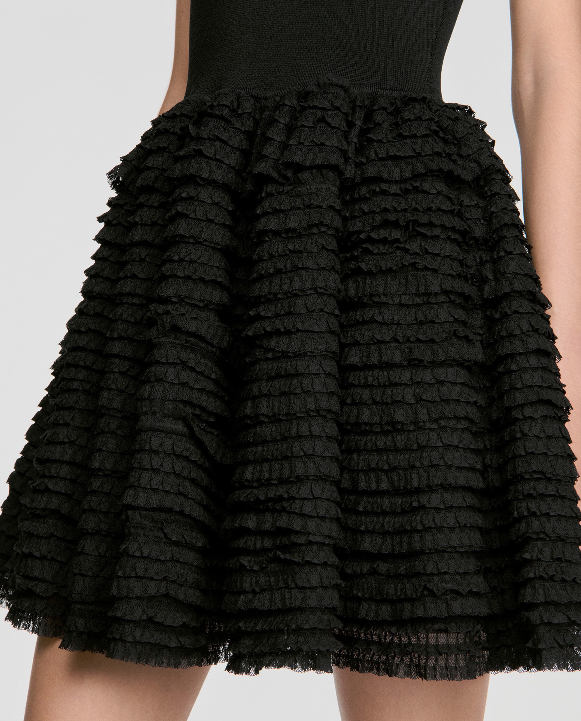 Vestido corto de punto acampanado con volantes de encaje - Sandro - Negro Negro-3