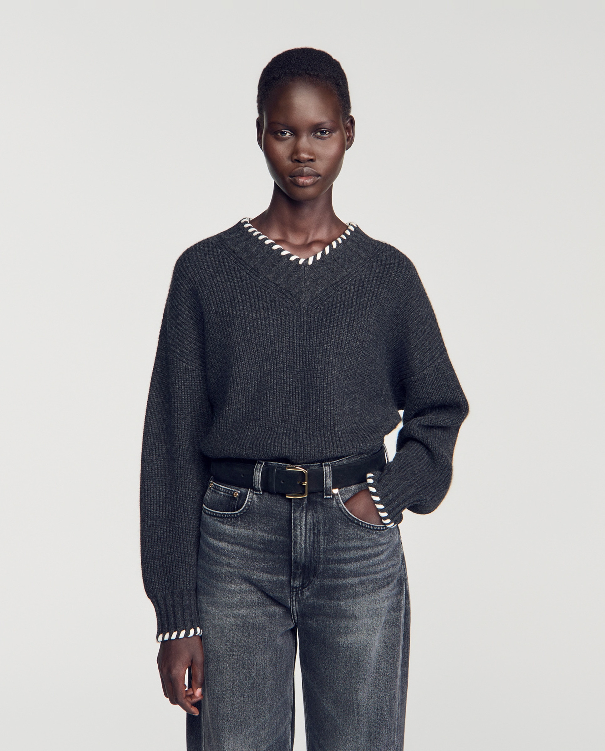 Jersey de mujer acanalado con cuello de pico y pedrería - Sandro - Gris Gris-1
