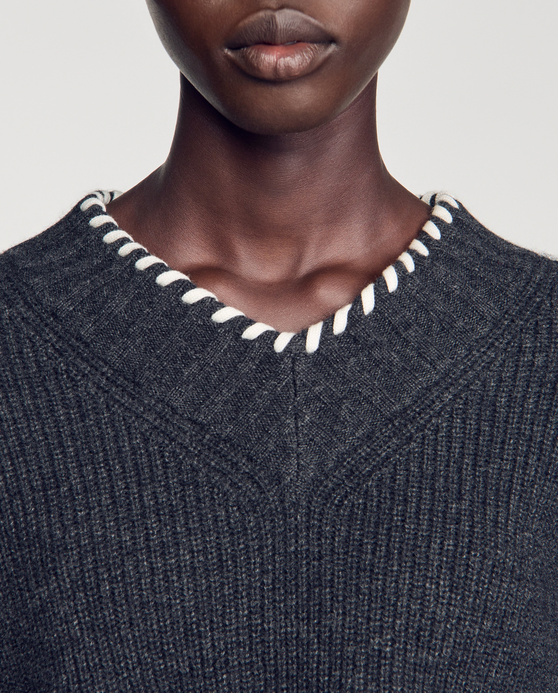 Jersey de mujer acanalado con cuello de pico y pedrería - Sandro - Gris Gris-4