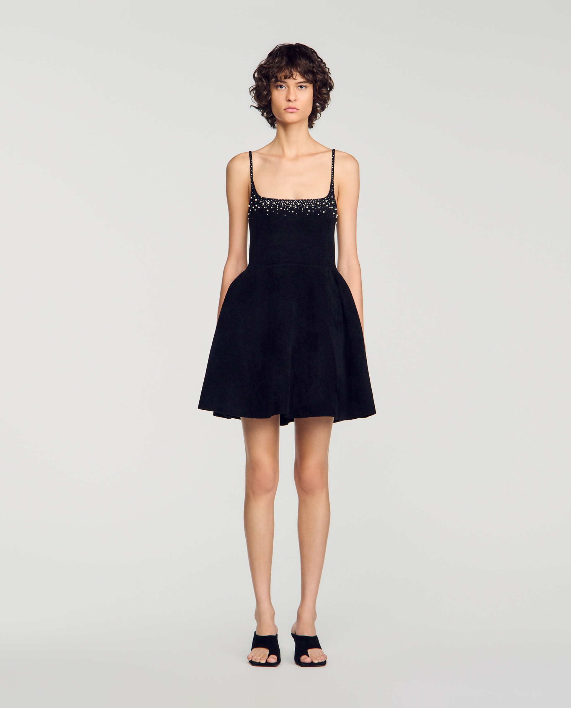 Imagen 0 de Vestido corto skater de terciopelo con strass Negro