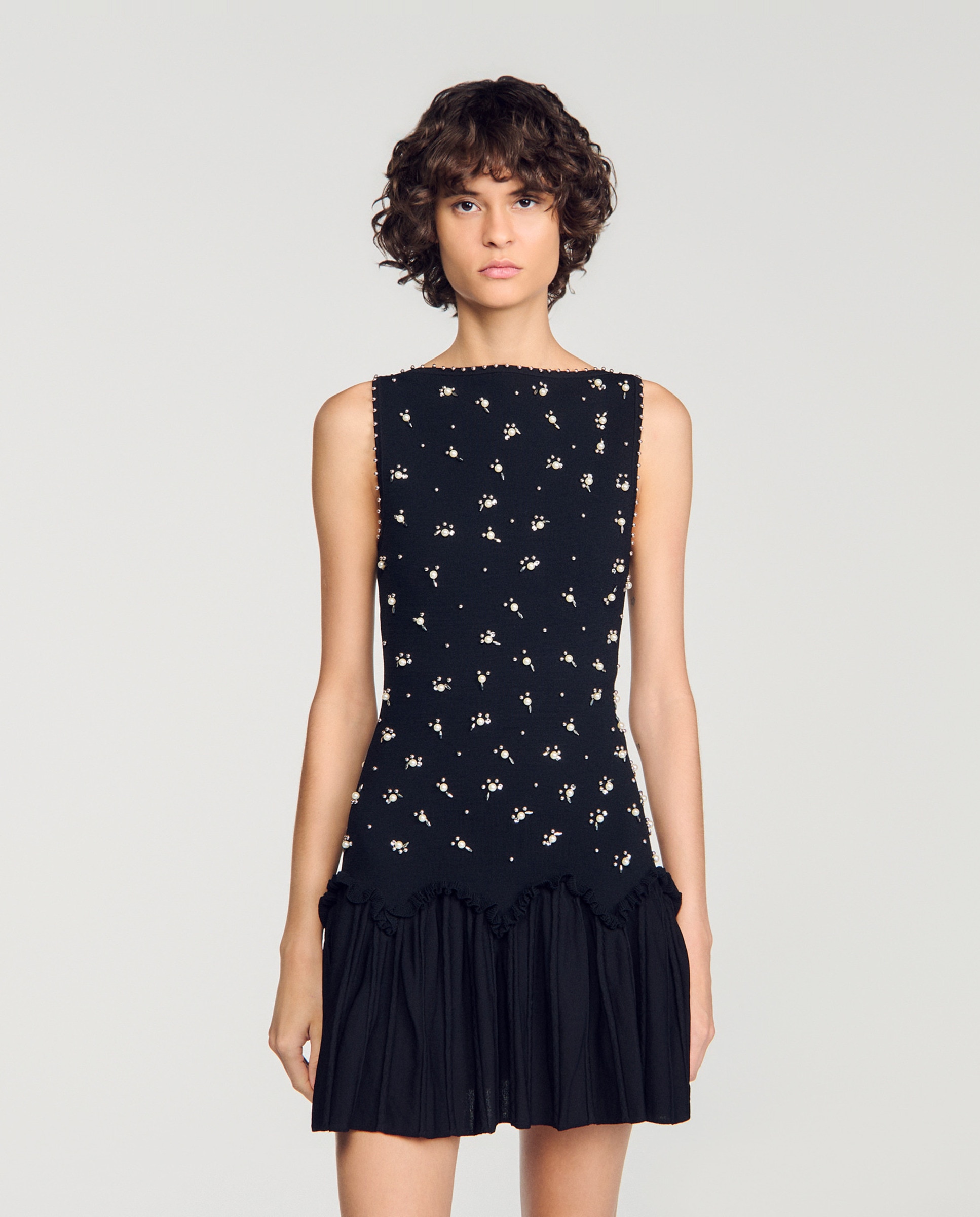 Imagen 0 de Vestido corto de terciopelo bordado con perlas Negro