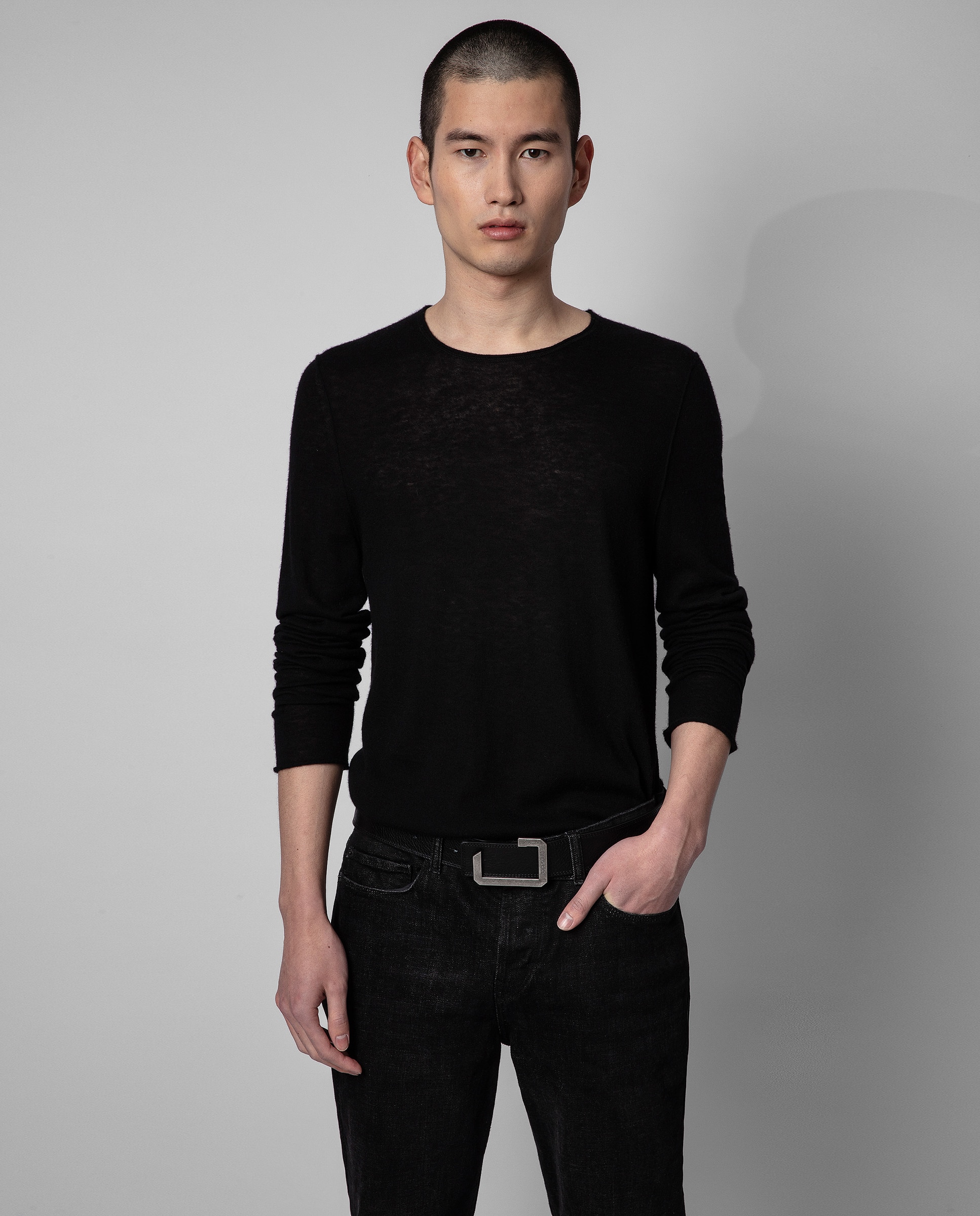 Zadig & Voltaire - Jersey Teiss de hombre en cachemira de color negro con cuello redondo.