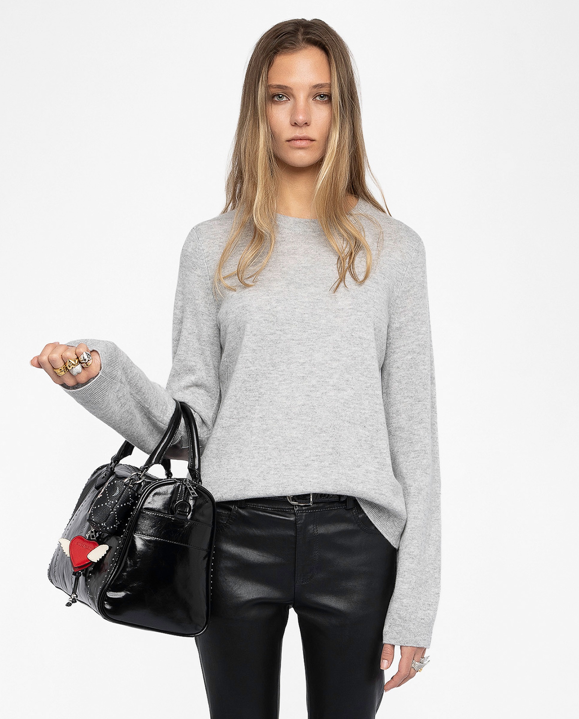 Zadig & Voltaire - Jersey de mujer de cuello redondo de cachemira con mangas largas y parche de cuero.