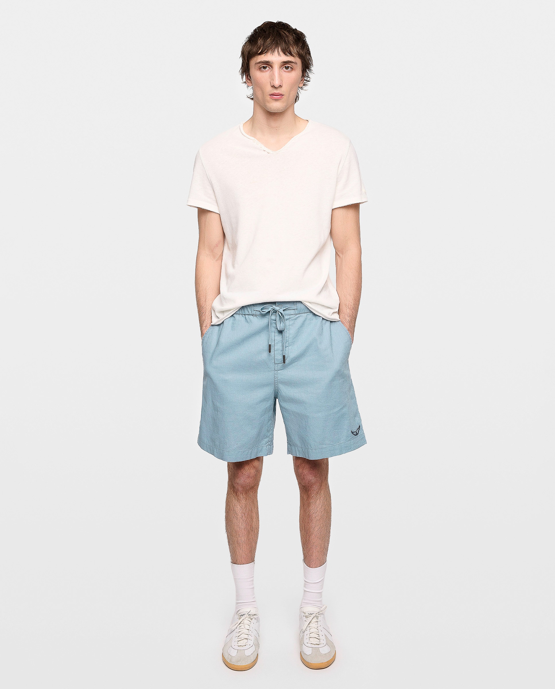 Pantalón corto de lino de hombre con cintura elástica y alas bordadas