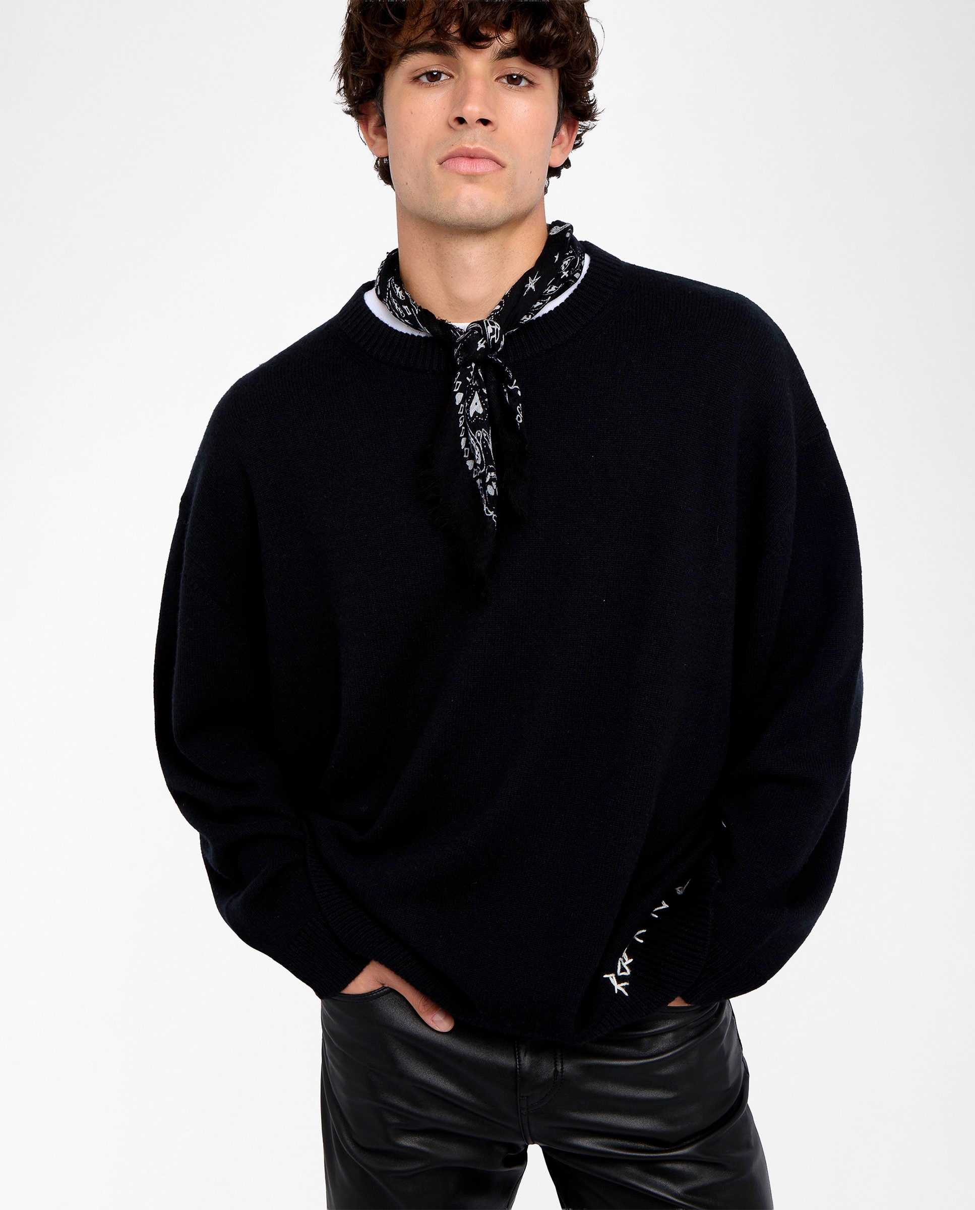 Zadig & Voltaire - Jersey de hombre de cachemira con cuello redondo, manga larga e inscripción frontal.