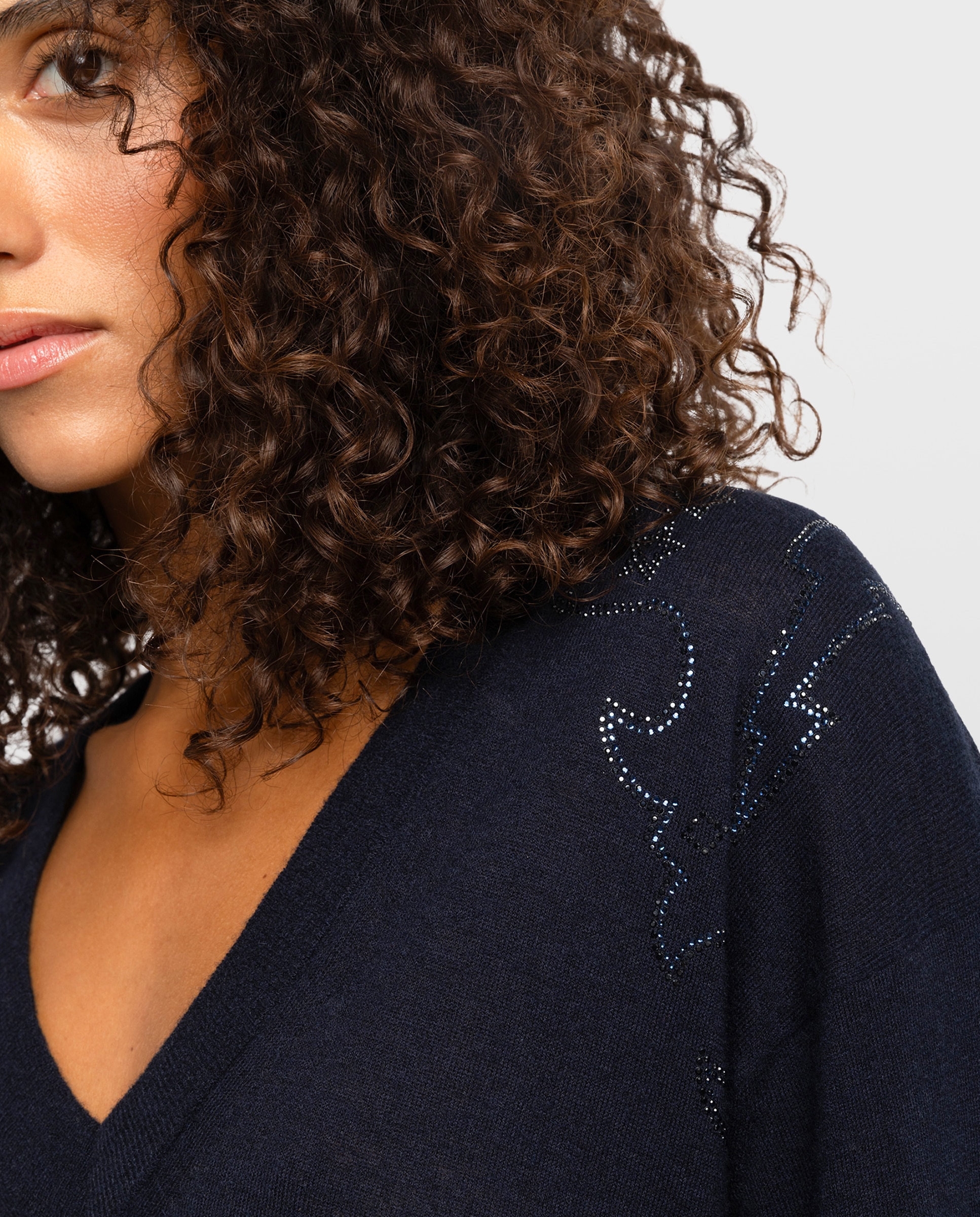 Imagen 4 de Jersey de mujer 100% cachemira de cuello en v de manga larga oversize con strass - Zadig & Voltaire - Azul marino Azul marino