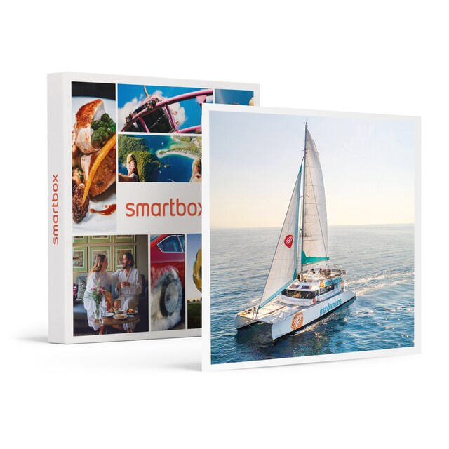 Imagen 0 de Smartbox Aventura marina en Valencia: 1 ruta en catamarán con comida para 2 adultos y 2 niños