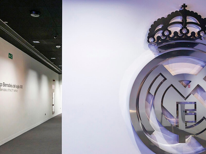 Smartbox Real Madrid Tour en temporada alta: 1 entrada de adulto y 1 de niño para museo, trofeos y magia en el Bernabéu 3