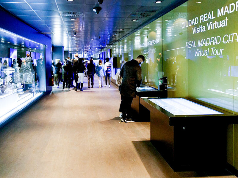 Smartbox Estadio Santiago Bernabéu en temporada alta: 1 entrada de adulto con tour, museo y vista panorámica del estadio 3