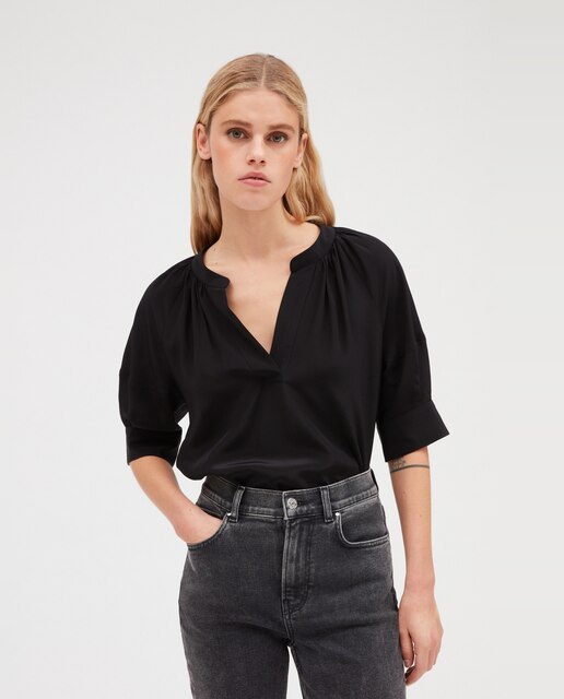 Blusa de mujer de seda con mangas abullonadas