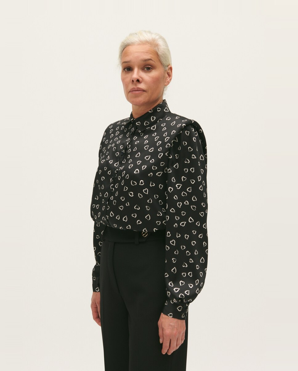 Imagen 2 de Camisa de mujer fluida con estampado de corazones