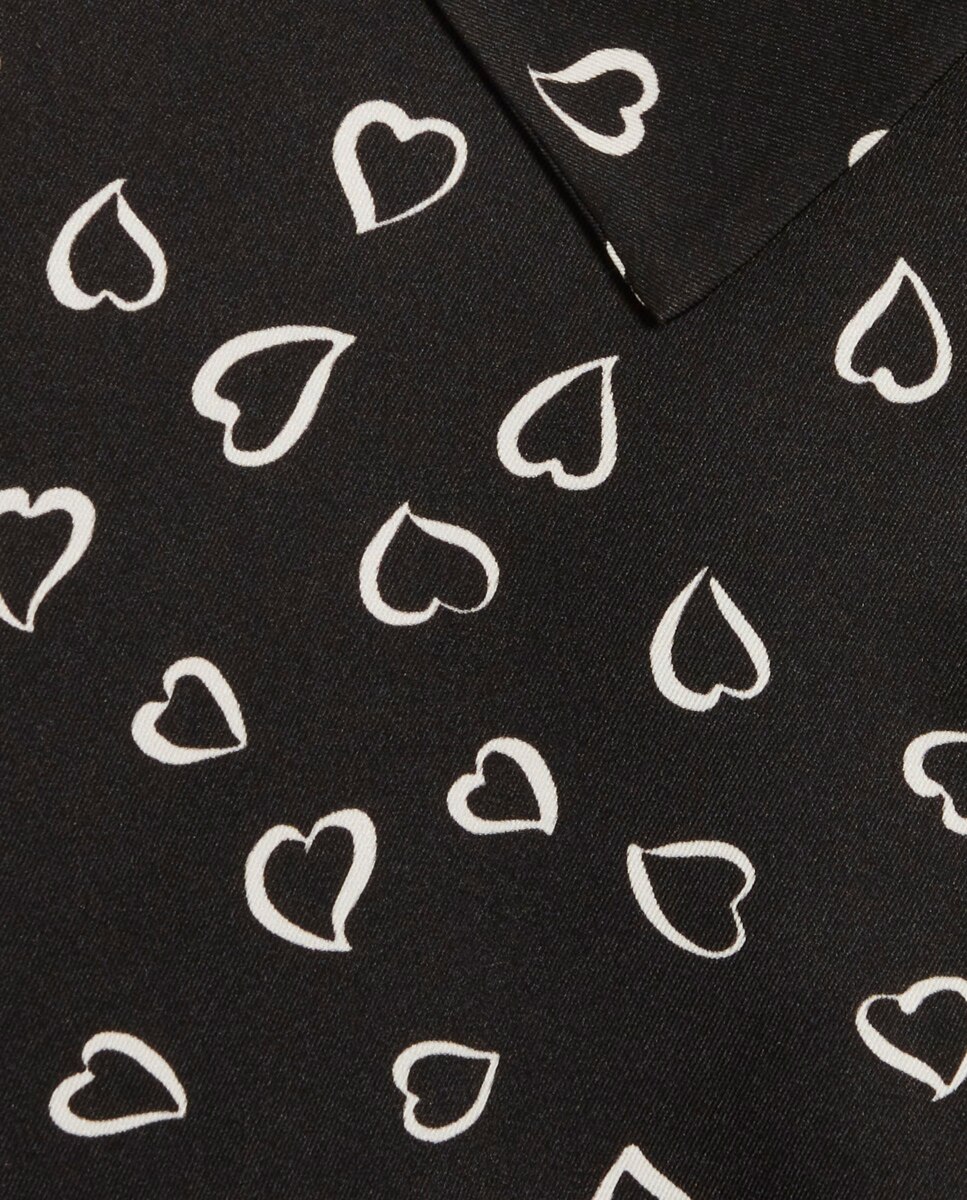 Imagen 4 de Camisa de mujer fluida con estampado de corazones