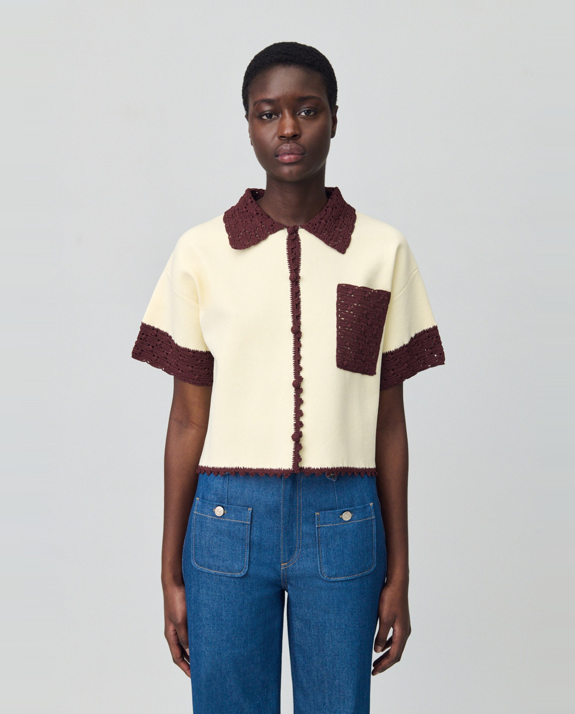 Camisa de mujer de punto fino con detalles de crochet