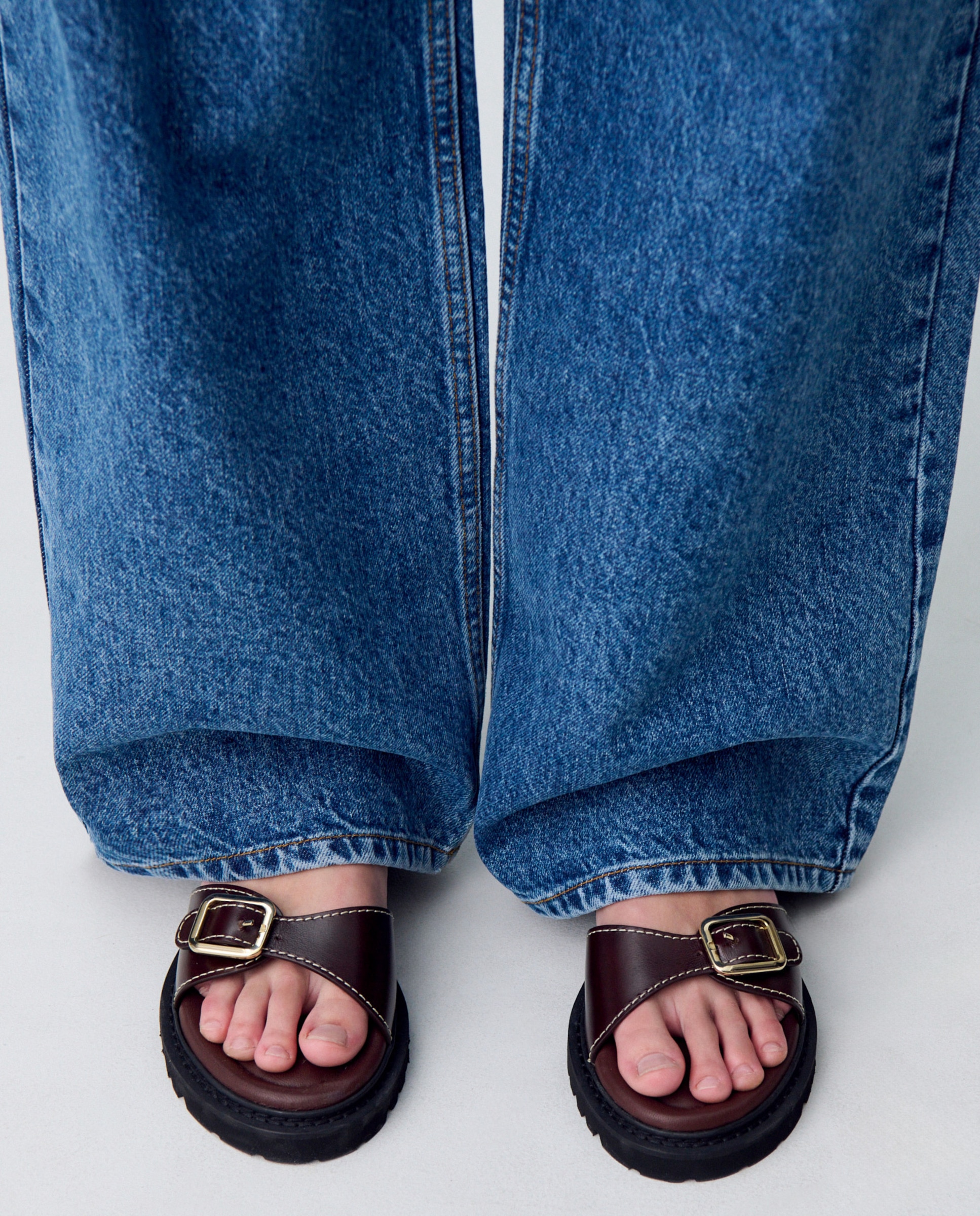 Sandalias planas de mujer de cuero con hebillas doradas - Claudie Pierlot - Marrón oscuro Marrón oscuro-2