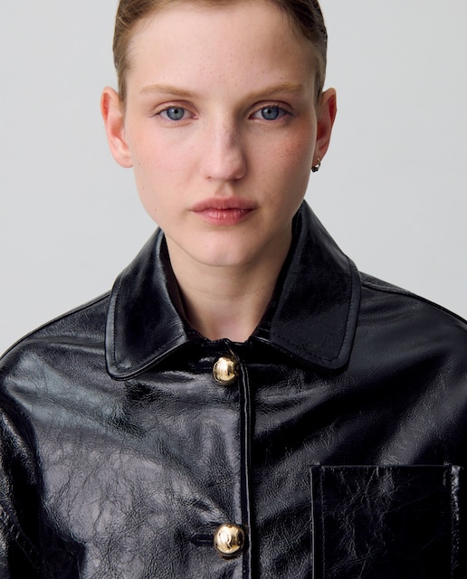 Imagen 0 de Cazadora de mujer de charol envejecido