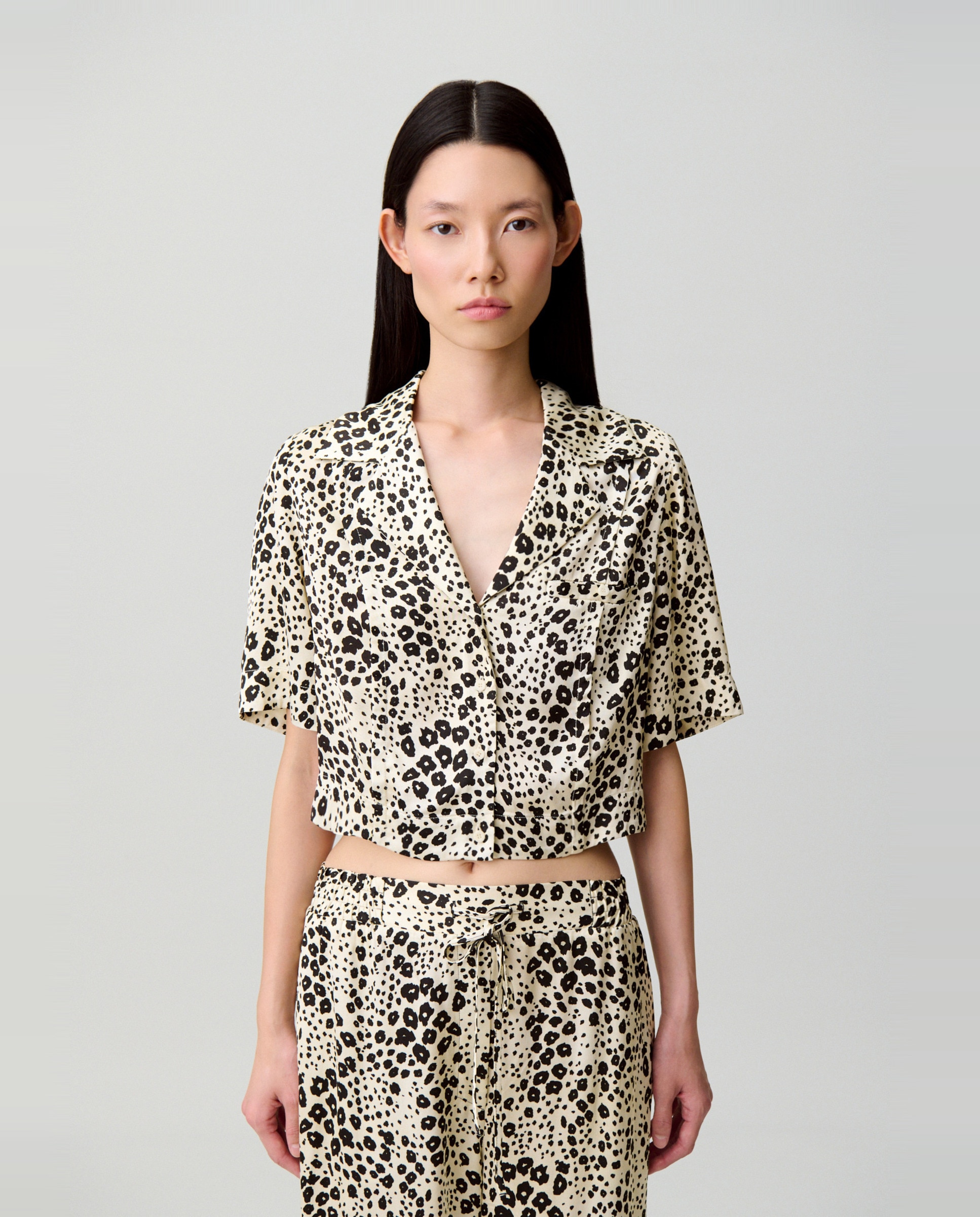 Claudie Pierlot - Camisa de mujer de satén estampado animal con manga corta.