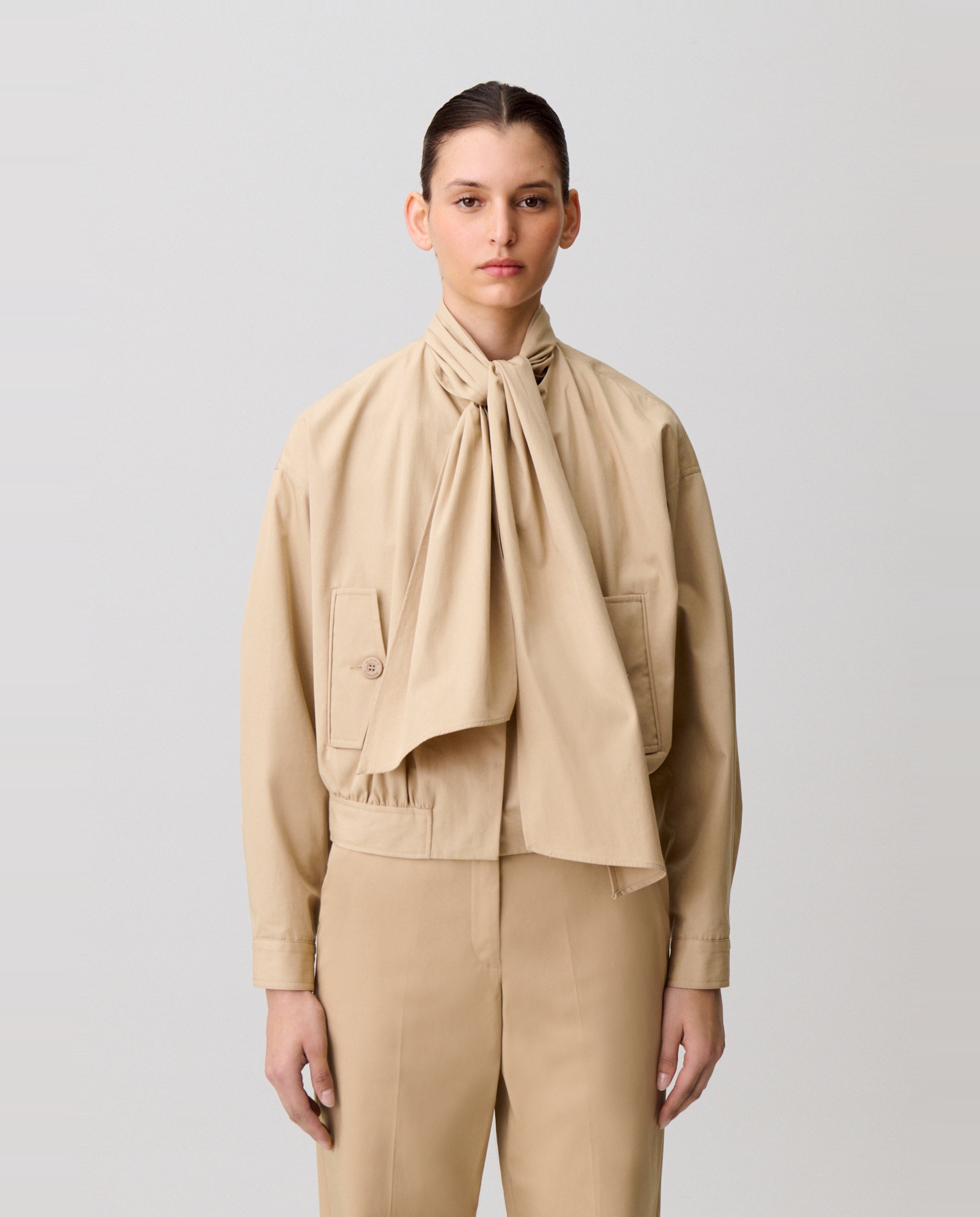 Claudie Pierlot - Gabardina de mujer corta con algodón y cuello desmontable.