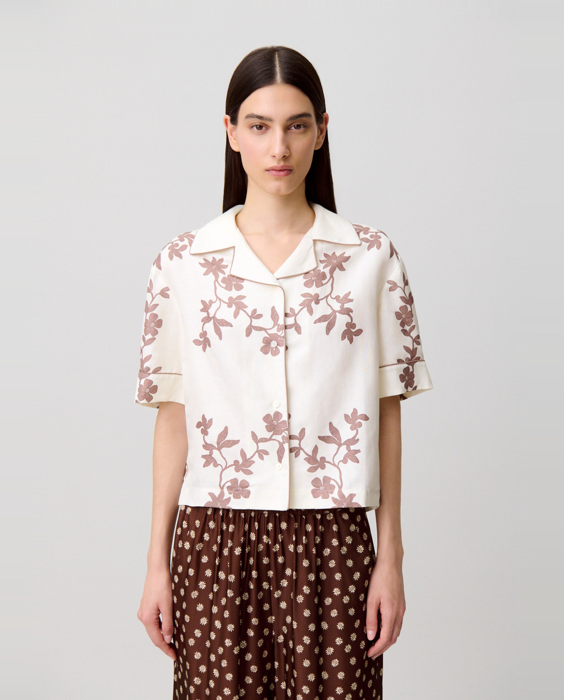 Imagen 0 de Camisa de mujer de manga corta con estampado floral Crudo