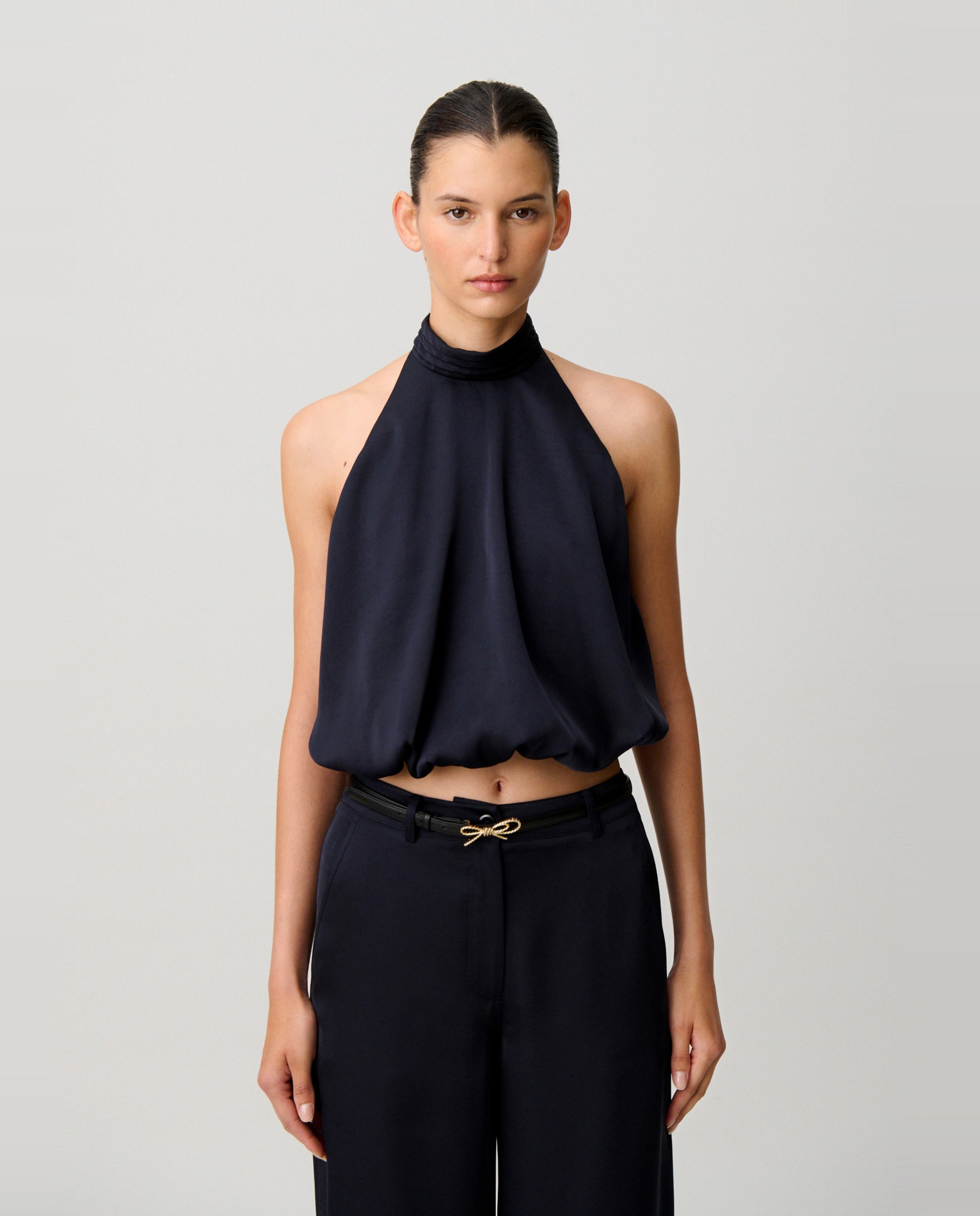 Imagen 0 de Top de mujer satinado con cuello alto plisado y espalda descubierta Azul marino