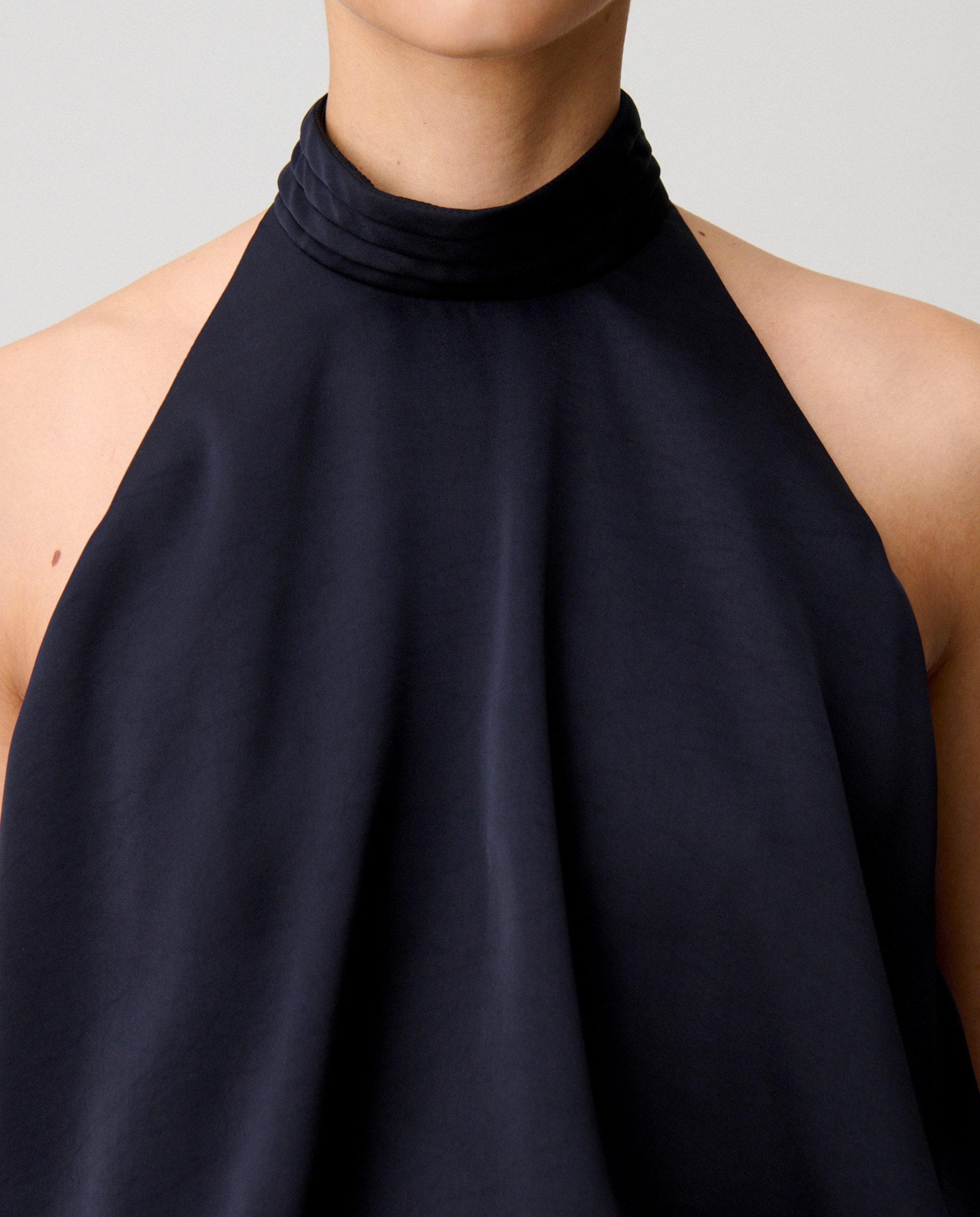 Top de mujer satinado con cuello alto plisado y espalda descubierta - Claudie Pierlot - Azul marino Azul marino-5