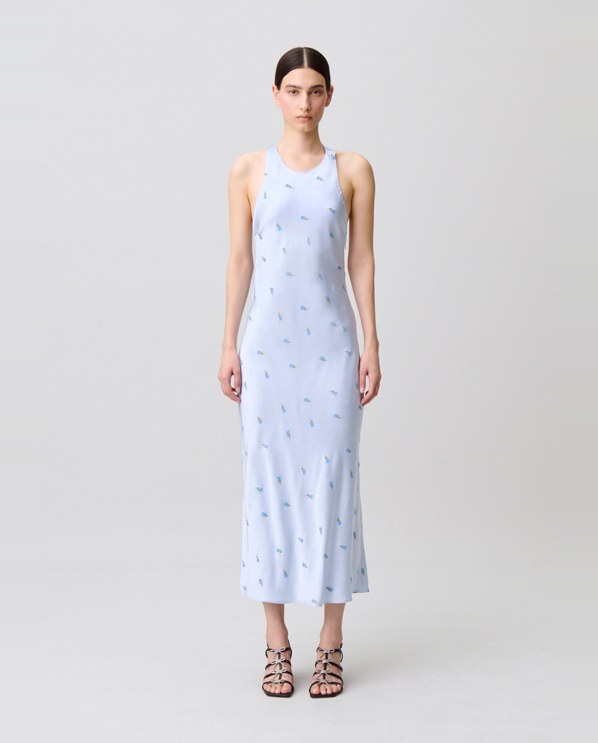 Imagen 0 de Vestido largo de satén bordado con espalda descubierta Azul claro