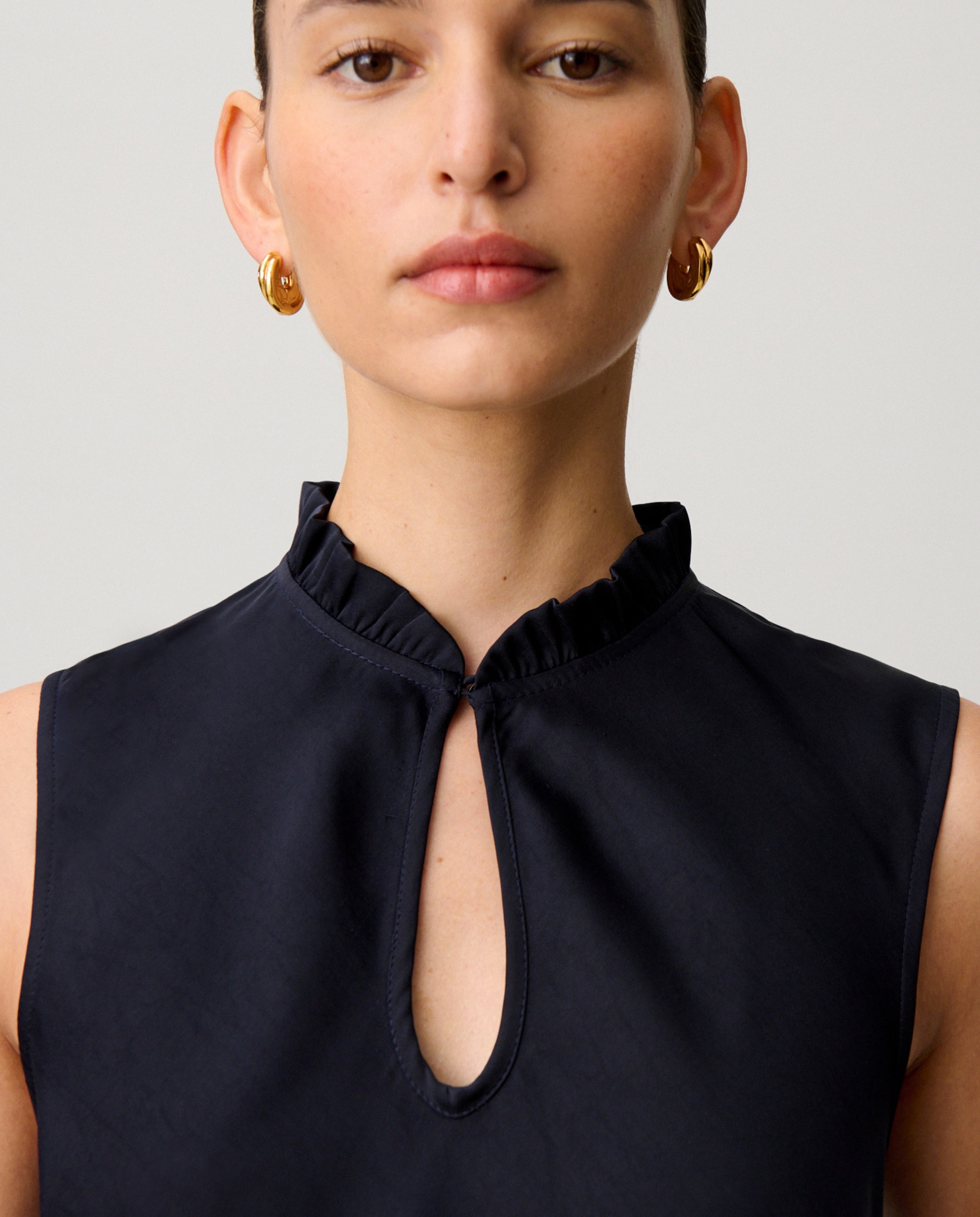 Vestido midi fluido sin mangas con cuello victoriano - Claudie Pierlot - Azul marino Azul marino-6