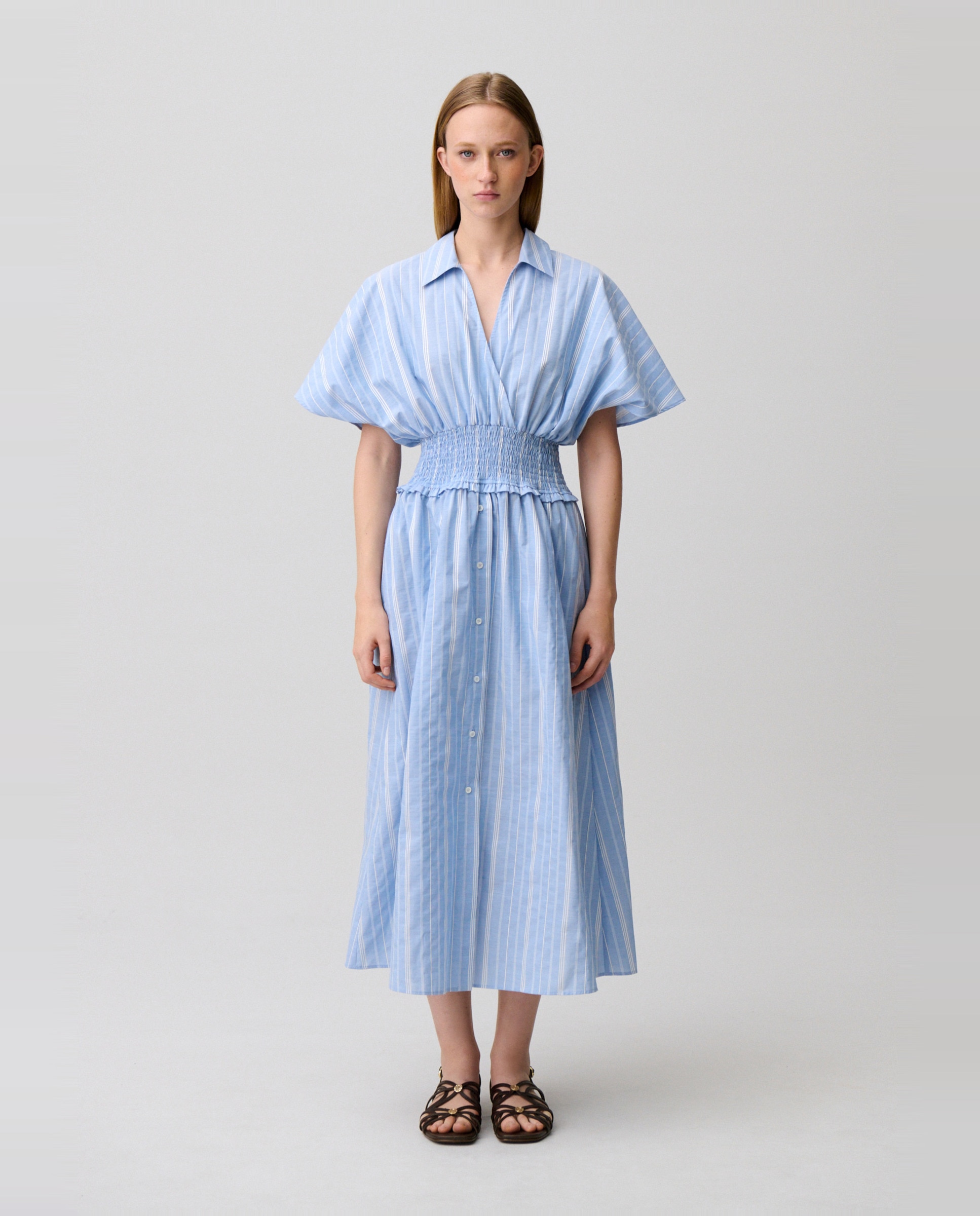 Claudie Pierlot - Vestido midi cruzado a rayas con cuello camisero.