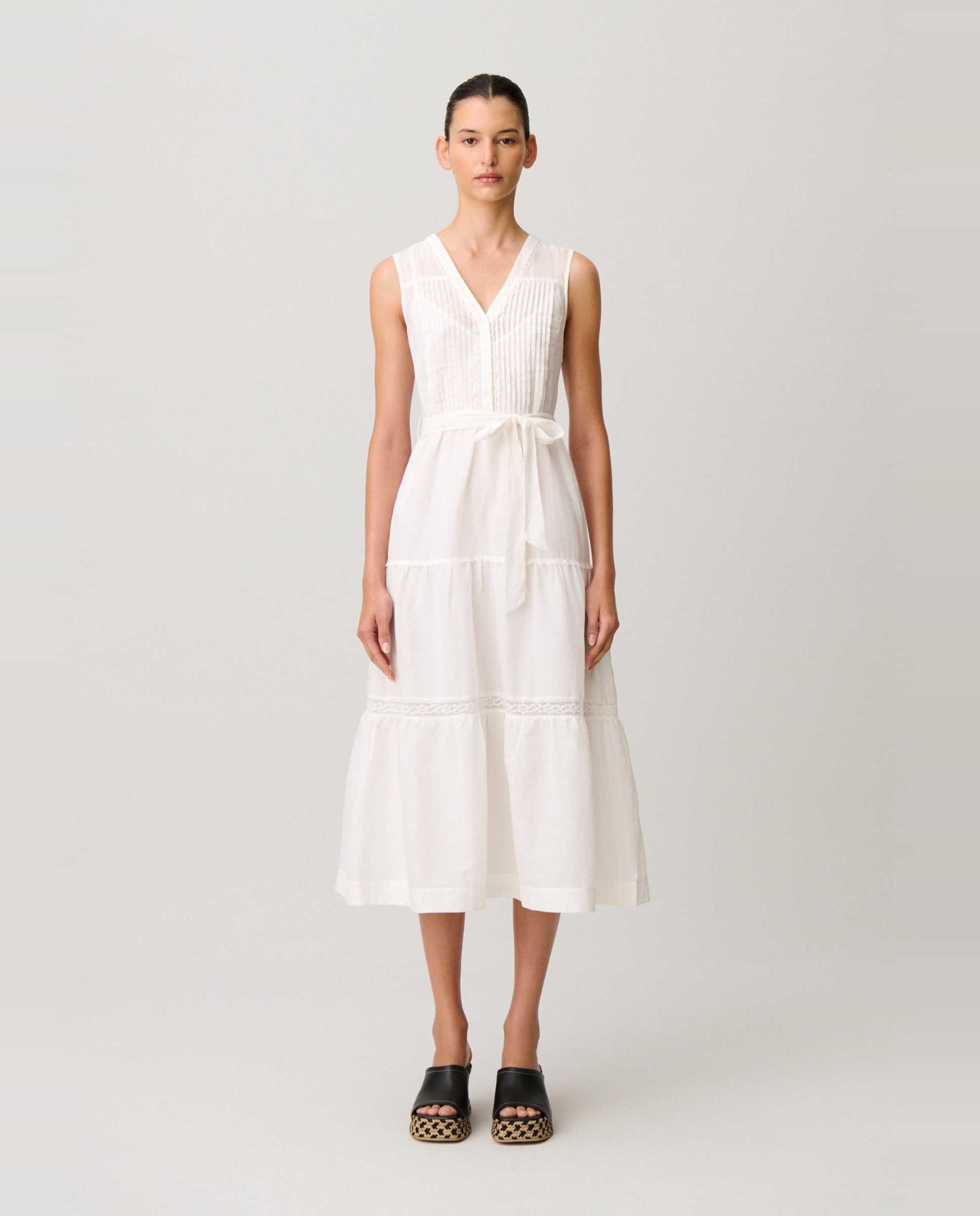 Imagen 0 de Vestido largo fluido con escote de pico y volantes Blanco