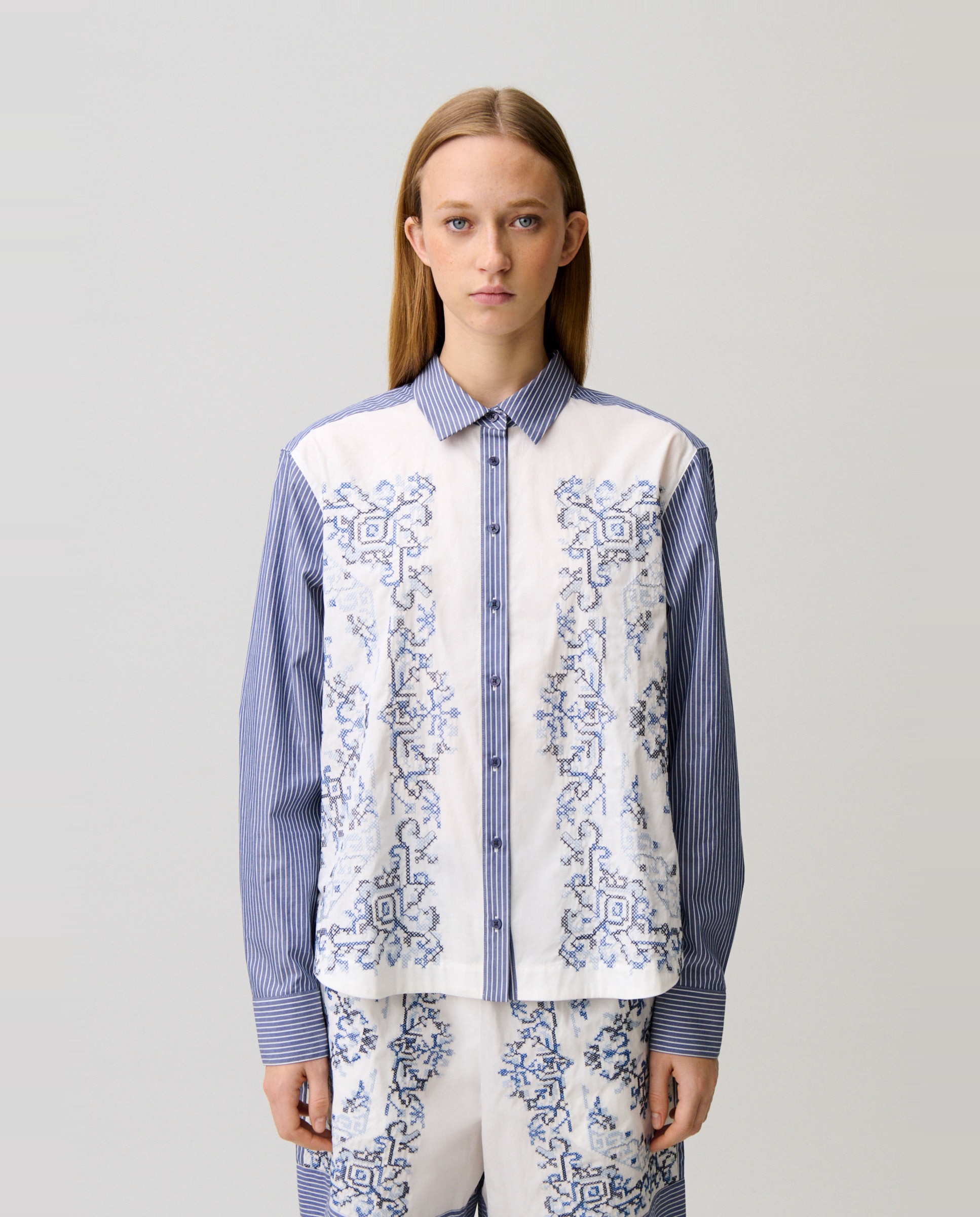Claudie Pierlot - Camisa de mujer de algodón a rayas y bordados de punto de cruz.
