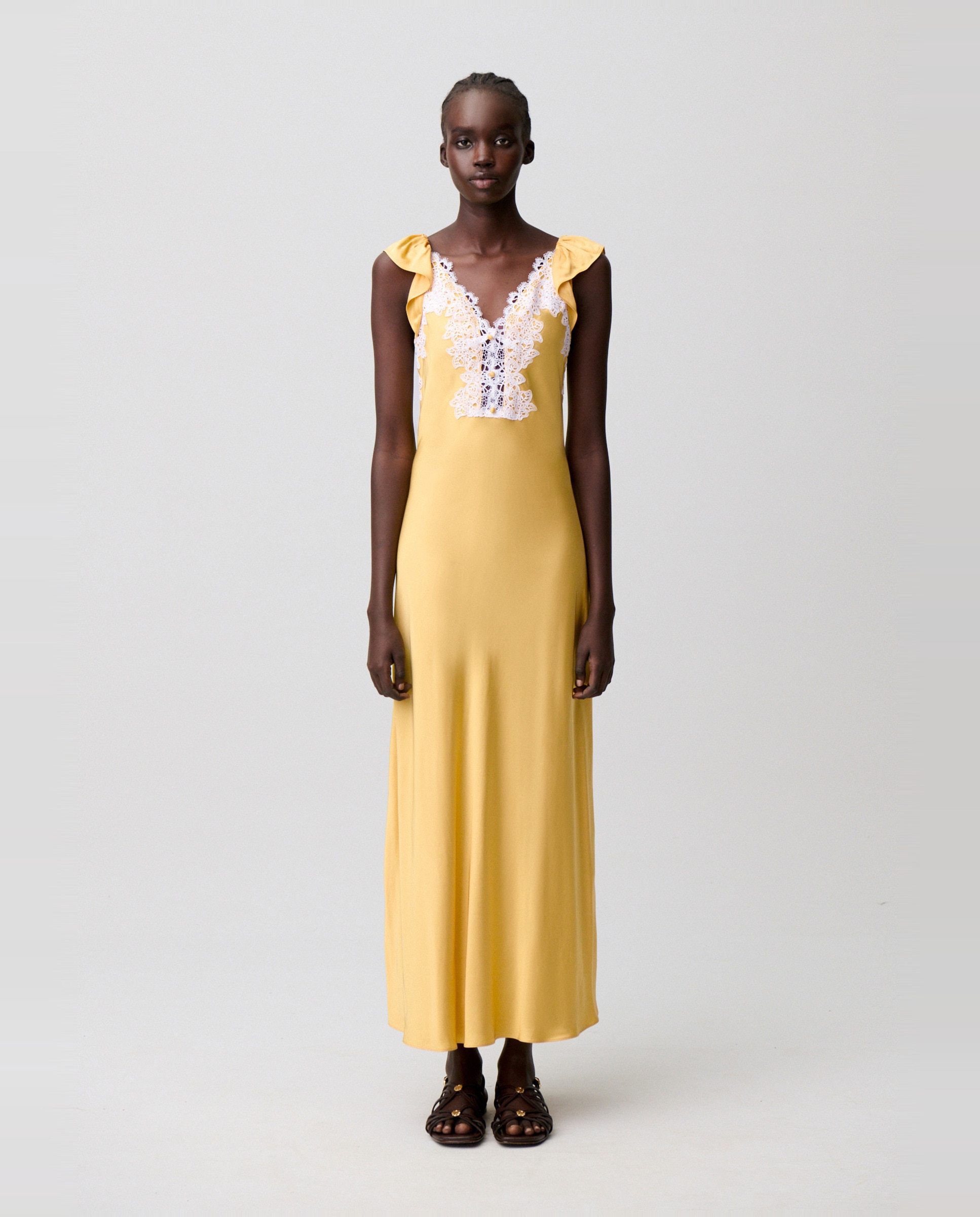 Imagen 0 de Vestido largo de satén con encaje Amarillo