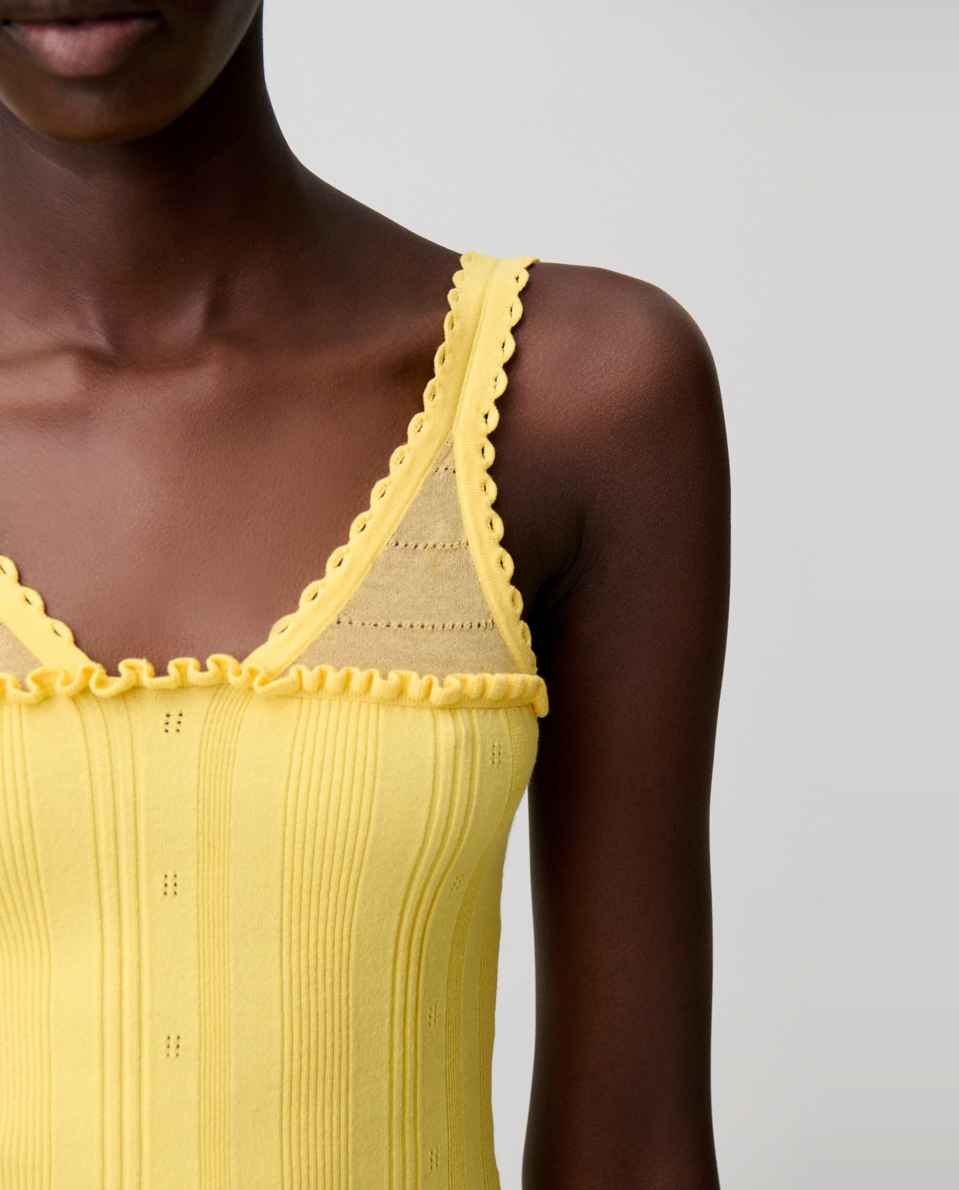 Top de punto de mujer con cuello v, volantes y calados - Claudie Pierlot - Amarillo Amarillo-5
